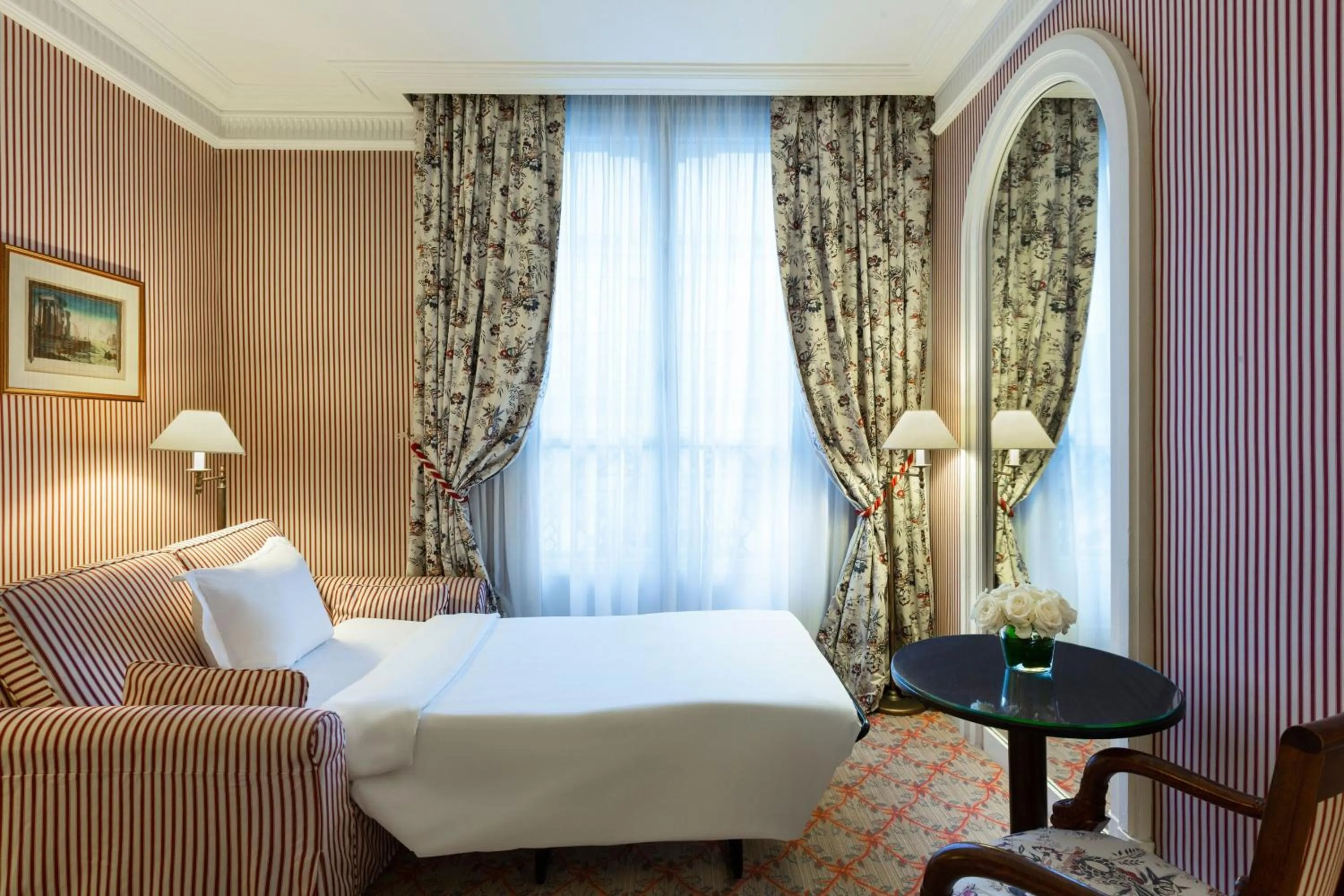 Photo of the whole room, Bed in Le Dokhan's Paris Arc de Triomphe, a Tribute Portfolio Hotel