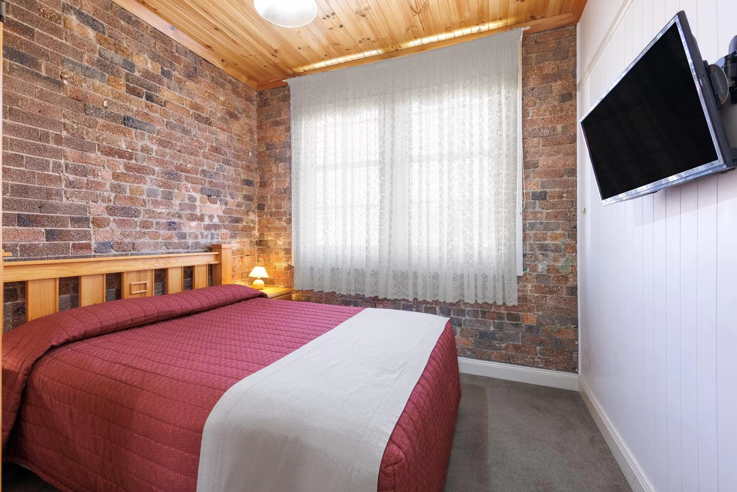 Bedroom, Bed in Black Gold Motel