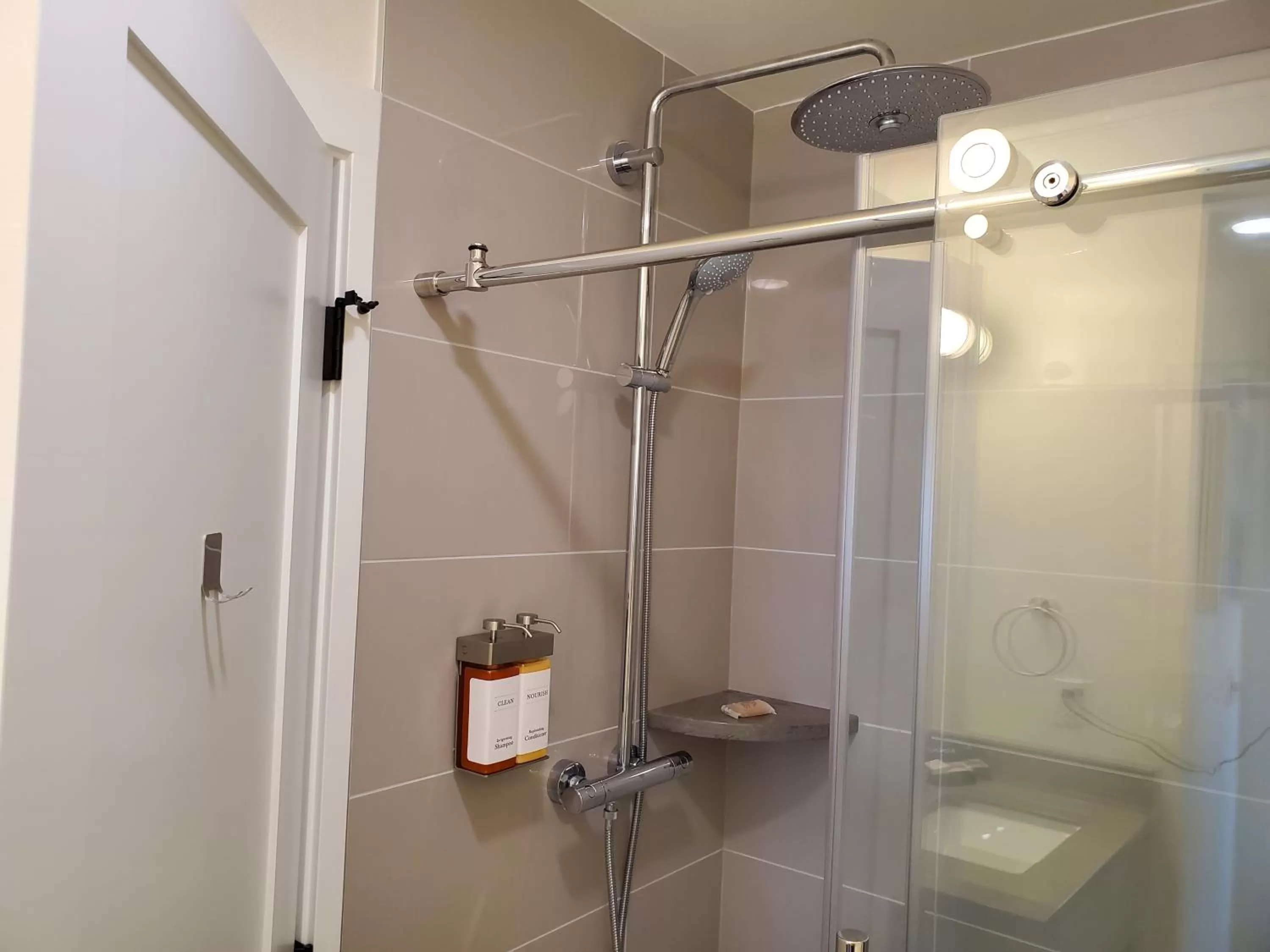 Shower, Bathroom in Moonstone Beach Motel