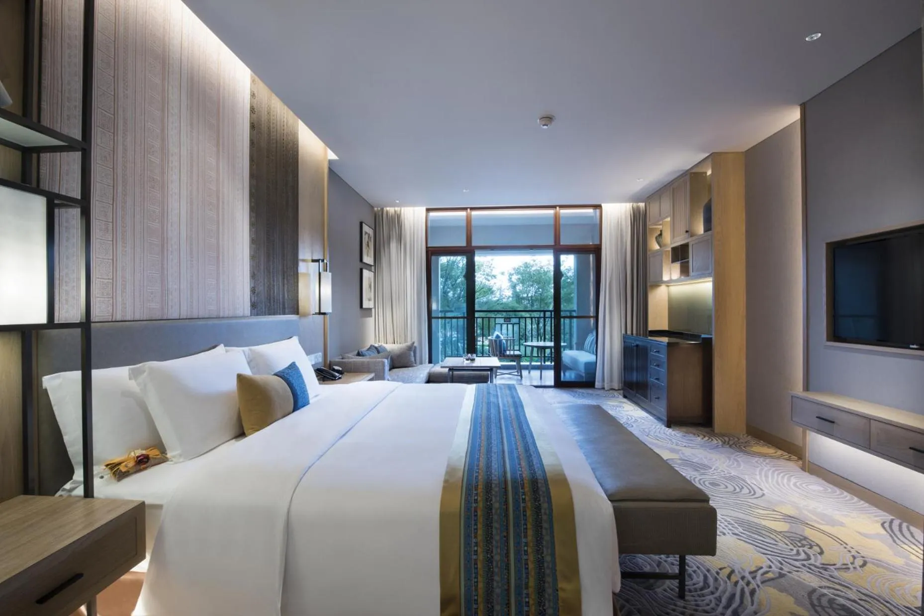 Bedroom, Bed in Crowne Plaza - Kunming Ancient Dian Town by IHG