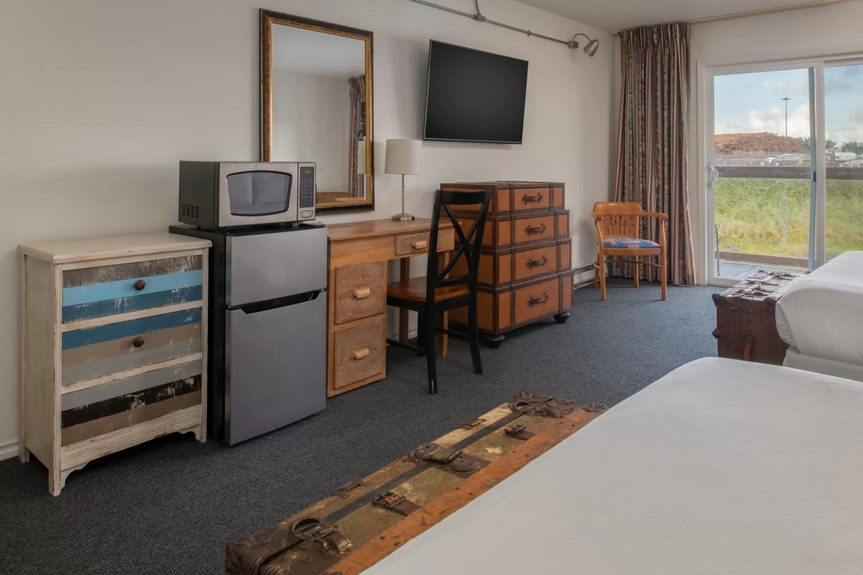 Living room, Bed in Astoria Riverwalk Inn
