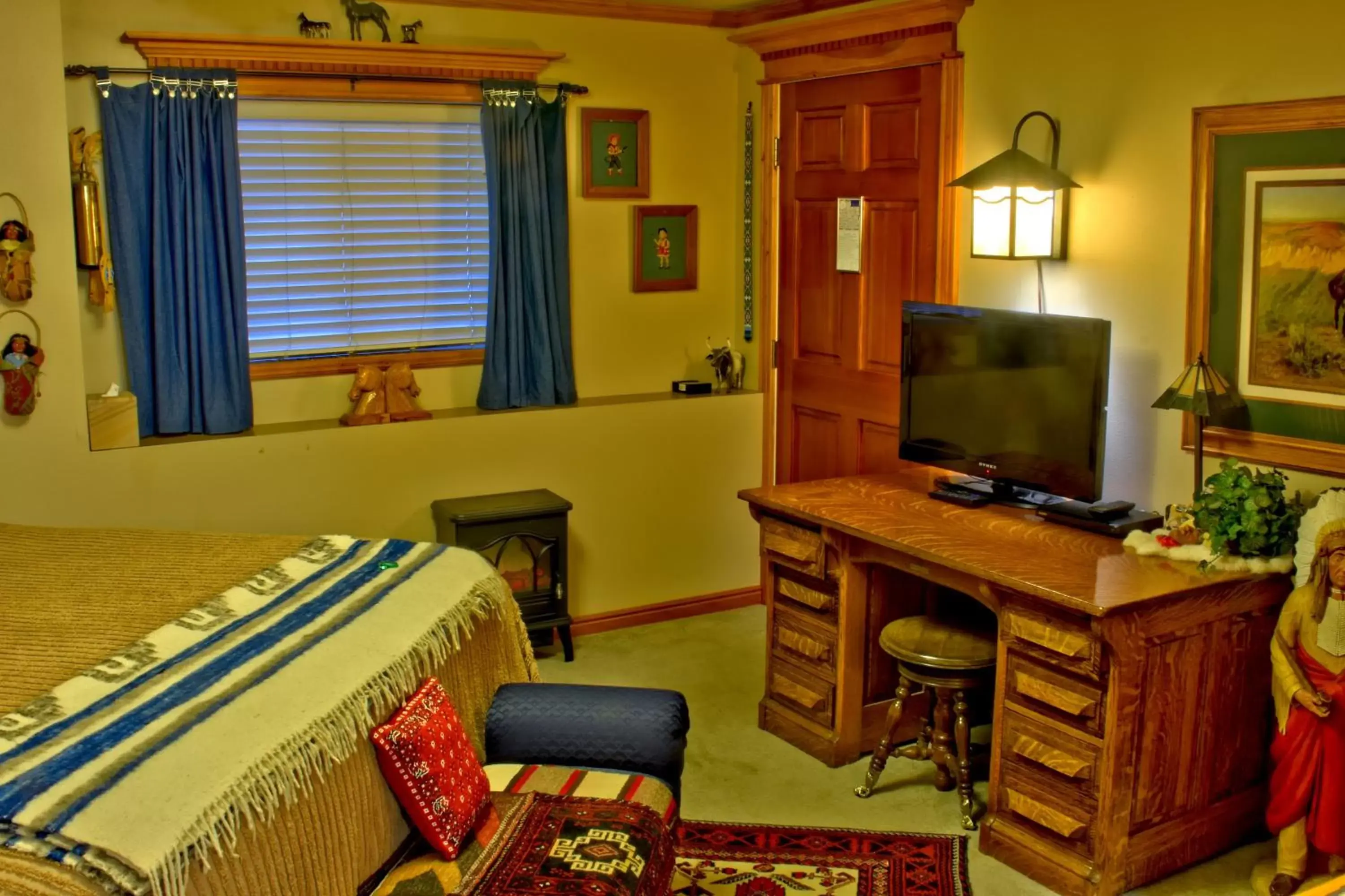 Standard King Room in Big Yellow Inn Standard King Room in Big Yellow Inn