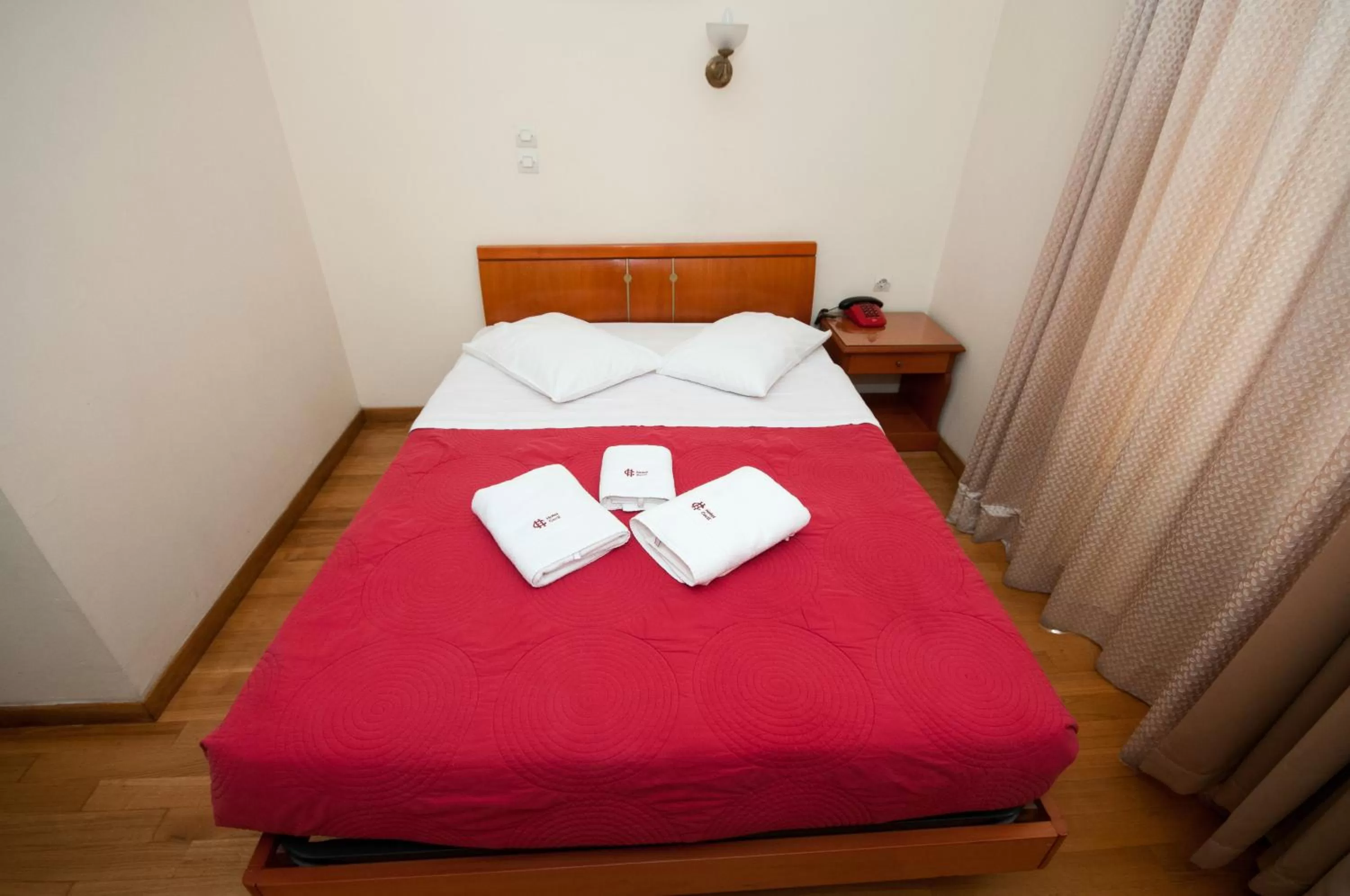 Photo of the whole room, Bed in Cecil Hotel