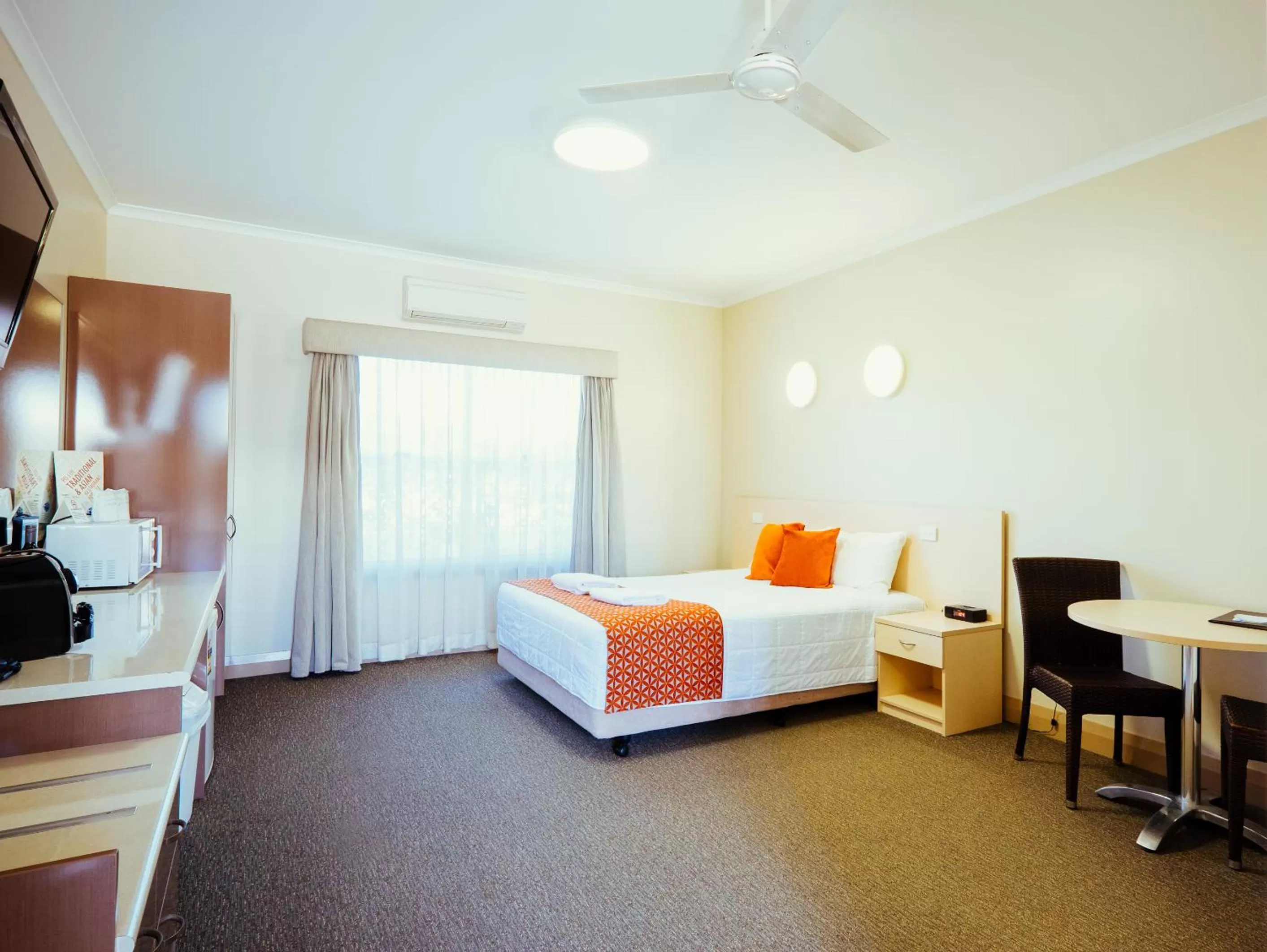 Bed in Club Motor Inn