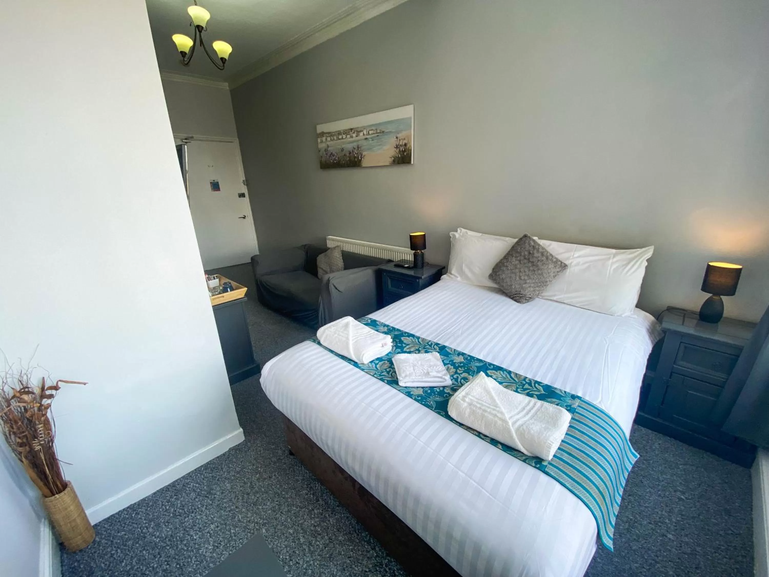 Bed in The Broadway Hotel