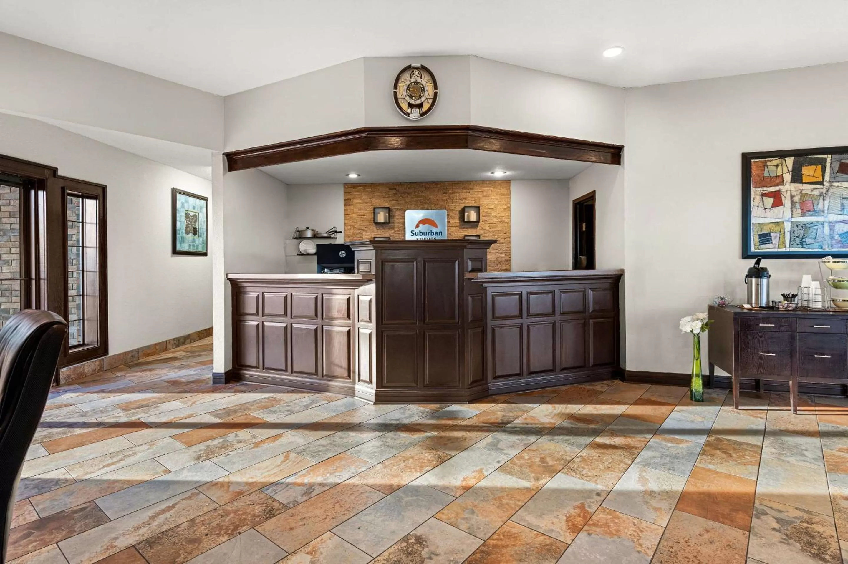 Lobby or reception in Suburban Studios Kansas City Airport North