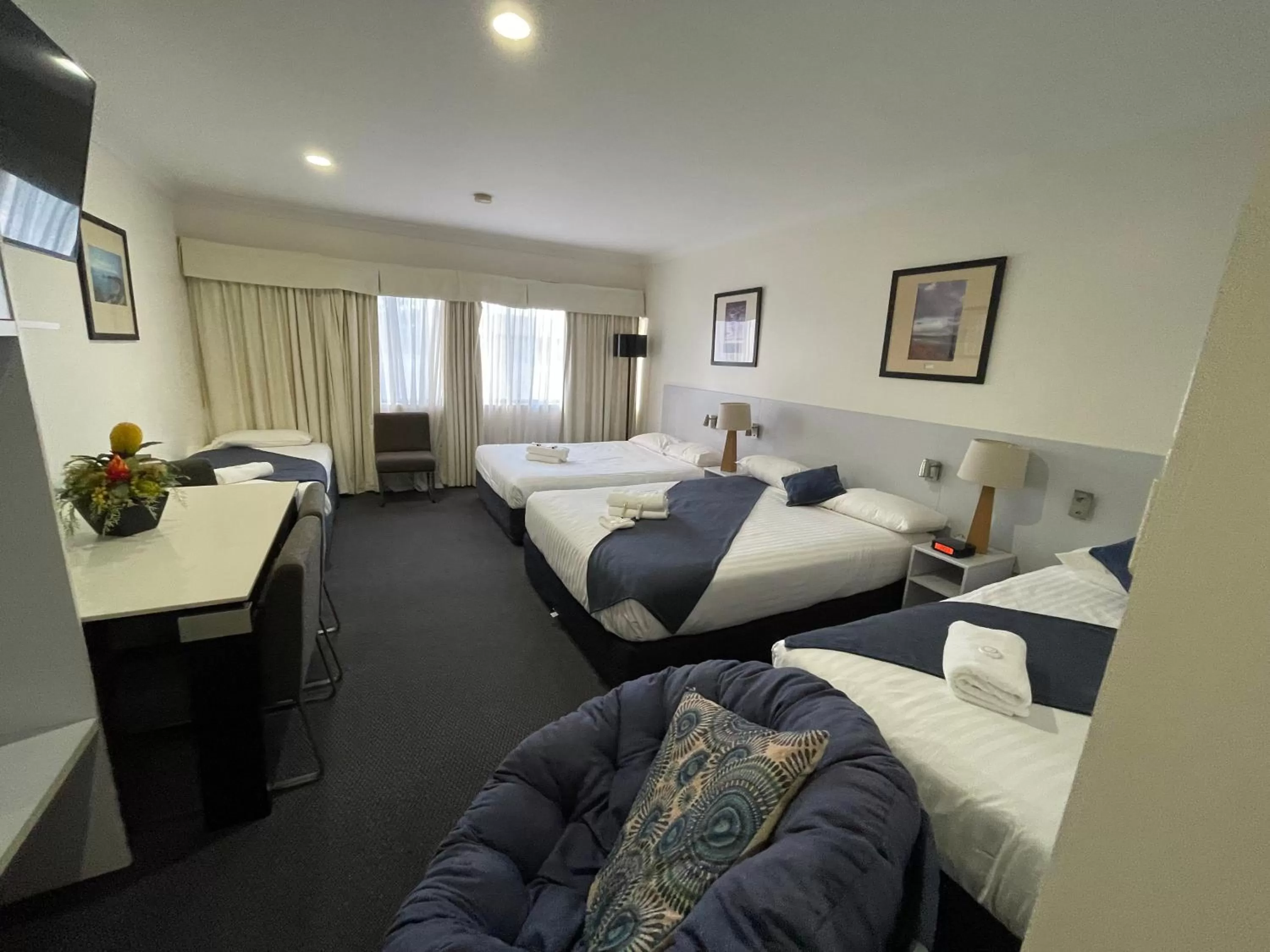 Bed in Lakeview Motor Inn