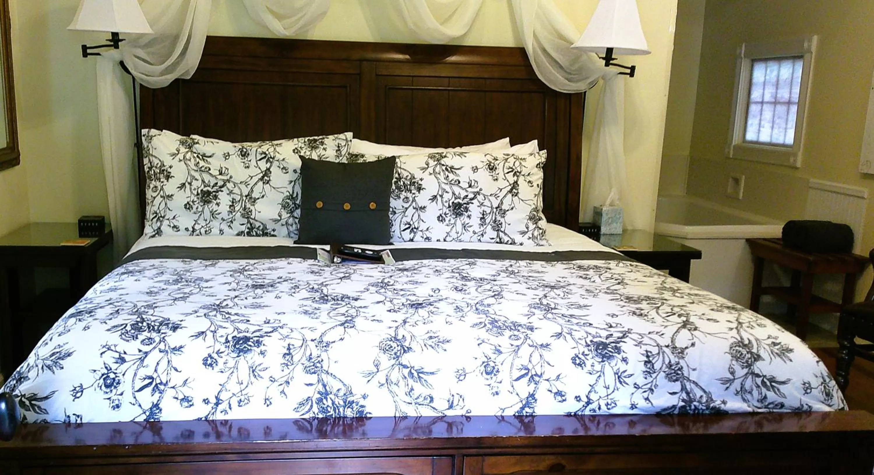 Bed in Rock Cottage Gardens B&B