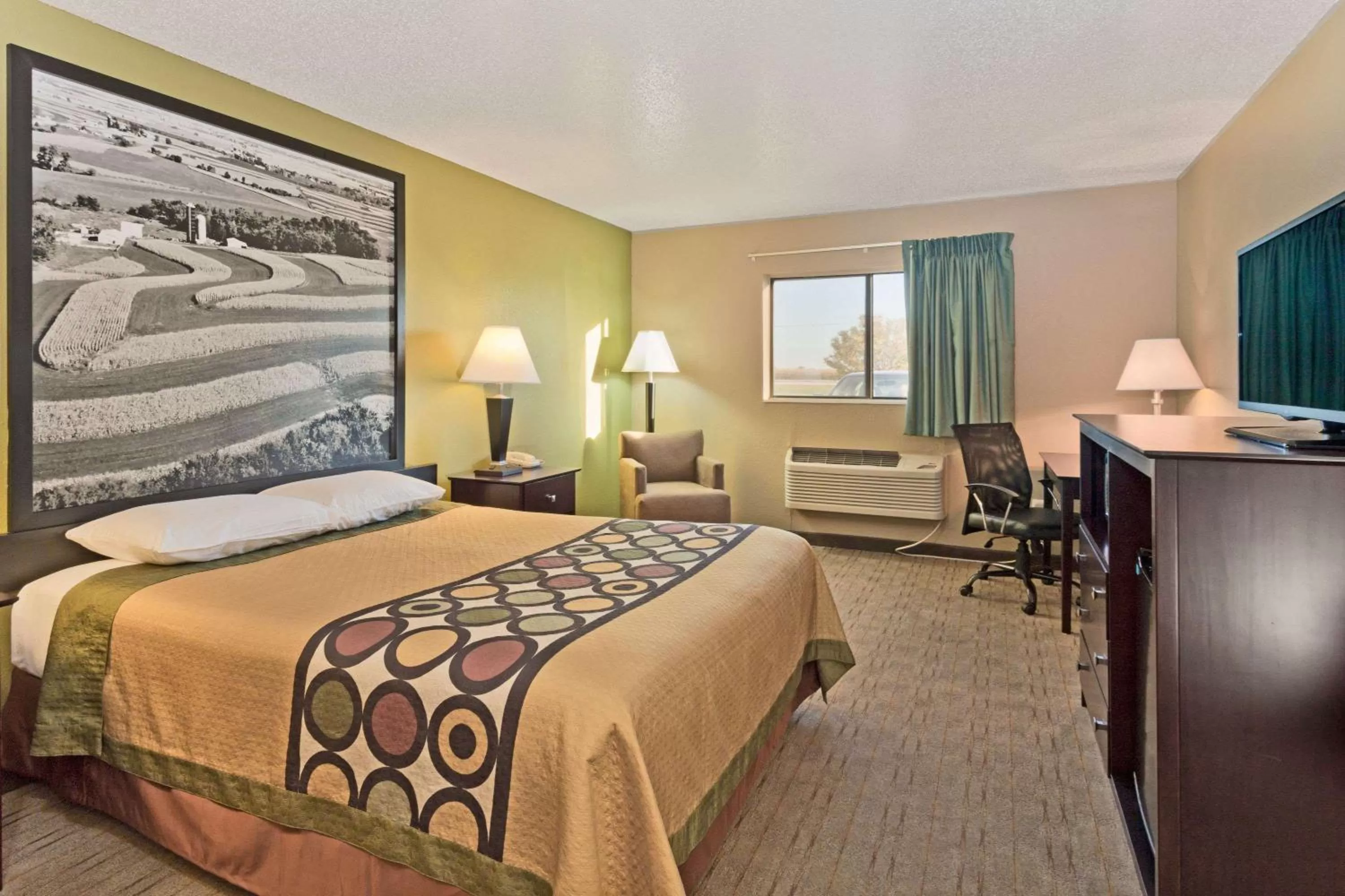 Photo of the whole room, Bed in Super 8 by Wyndham Rochelle