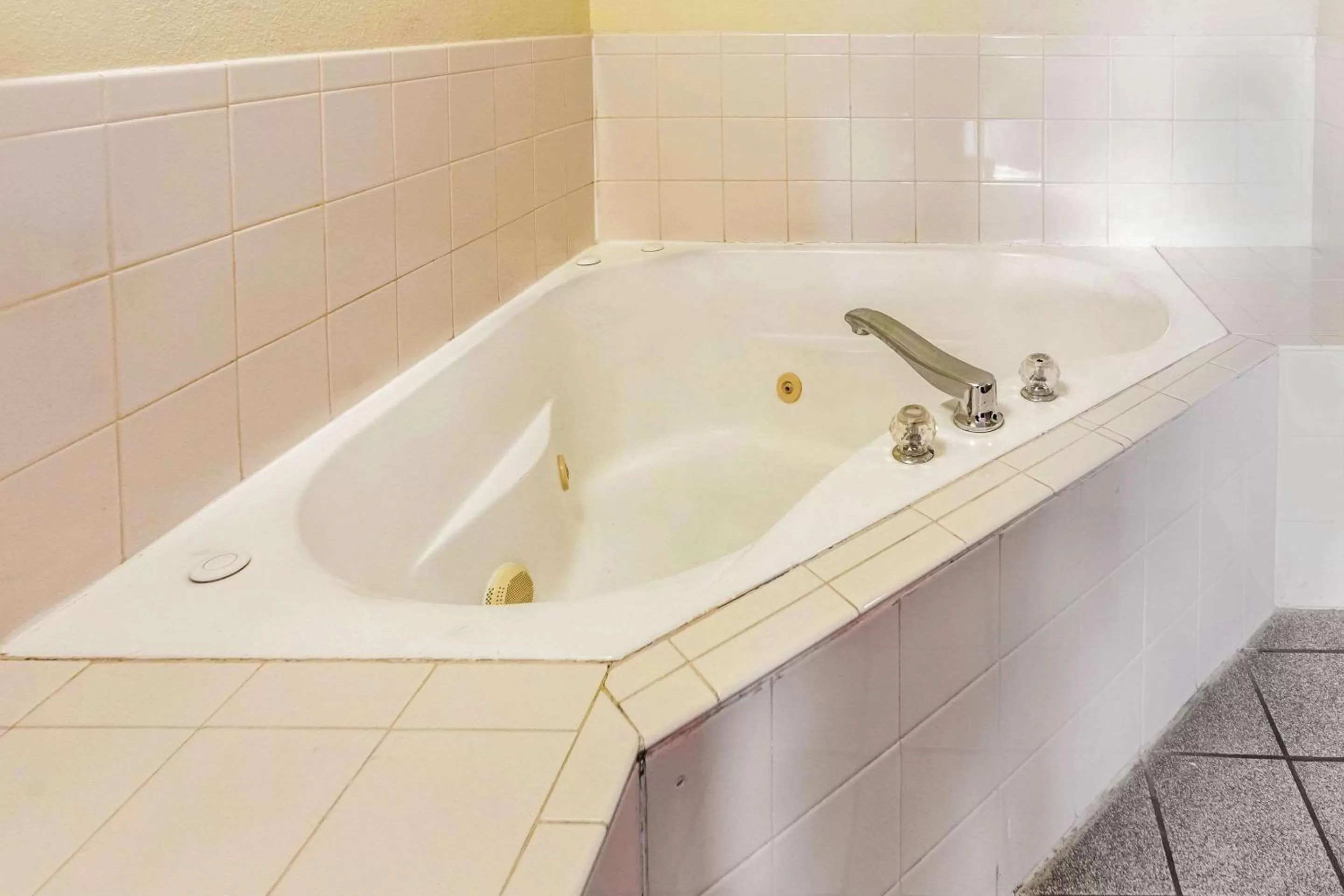 Photo of the whole room in Econo Lodge Laurel