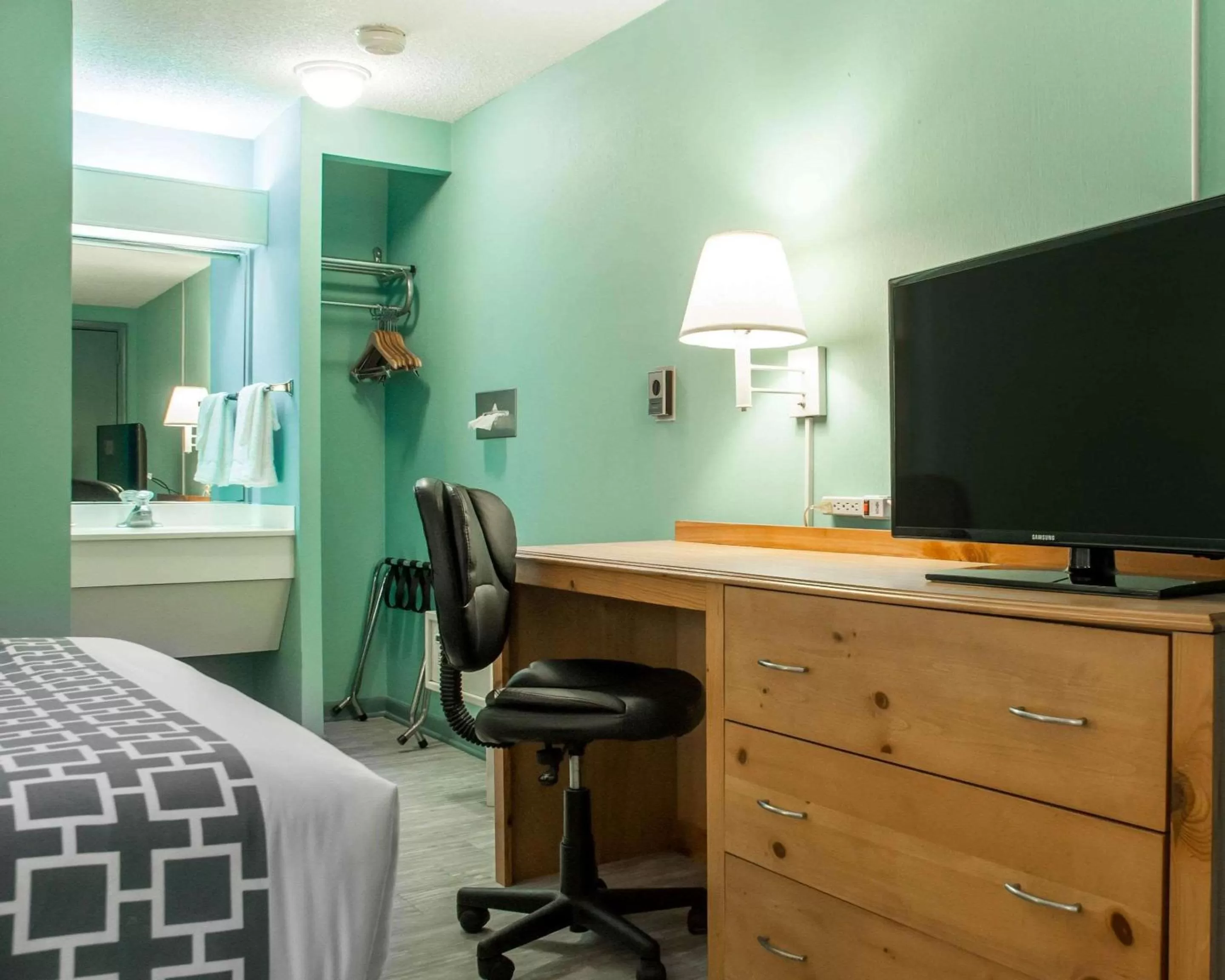 Photo of the whole room, Bed in Econo Lodge Buffalo South