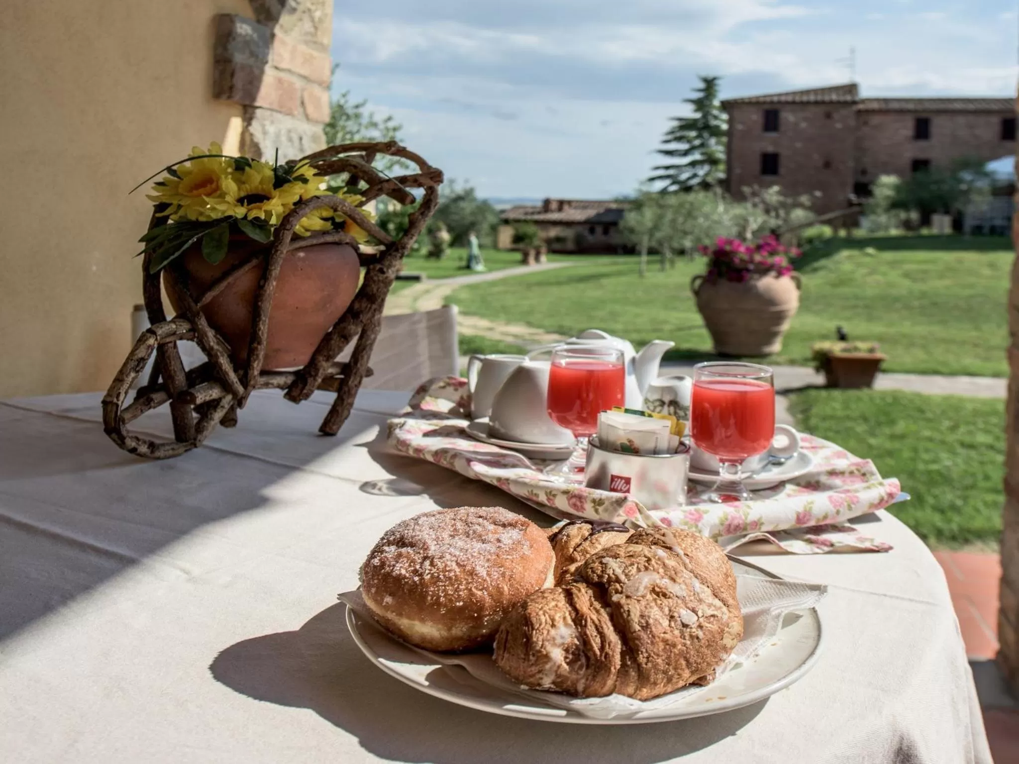 Garden view in Albergo La Foresteria