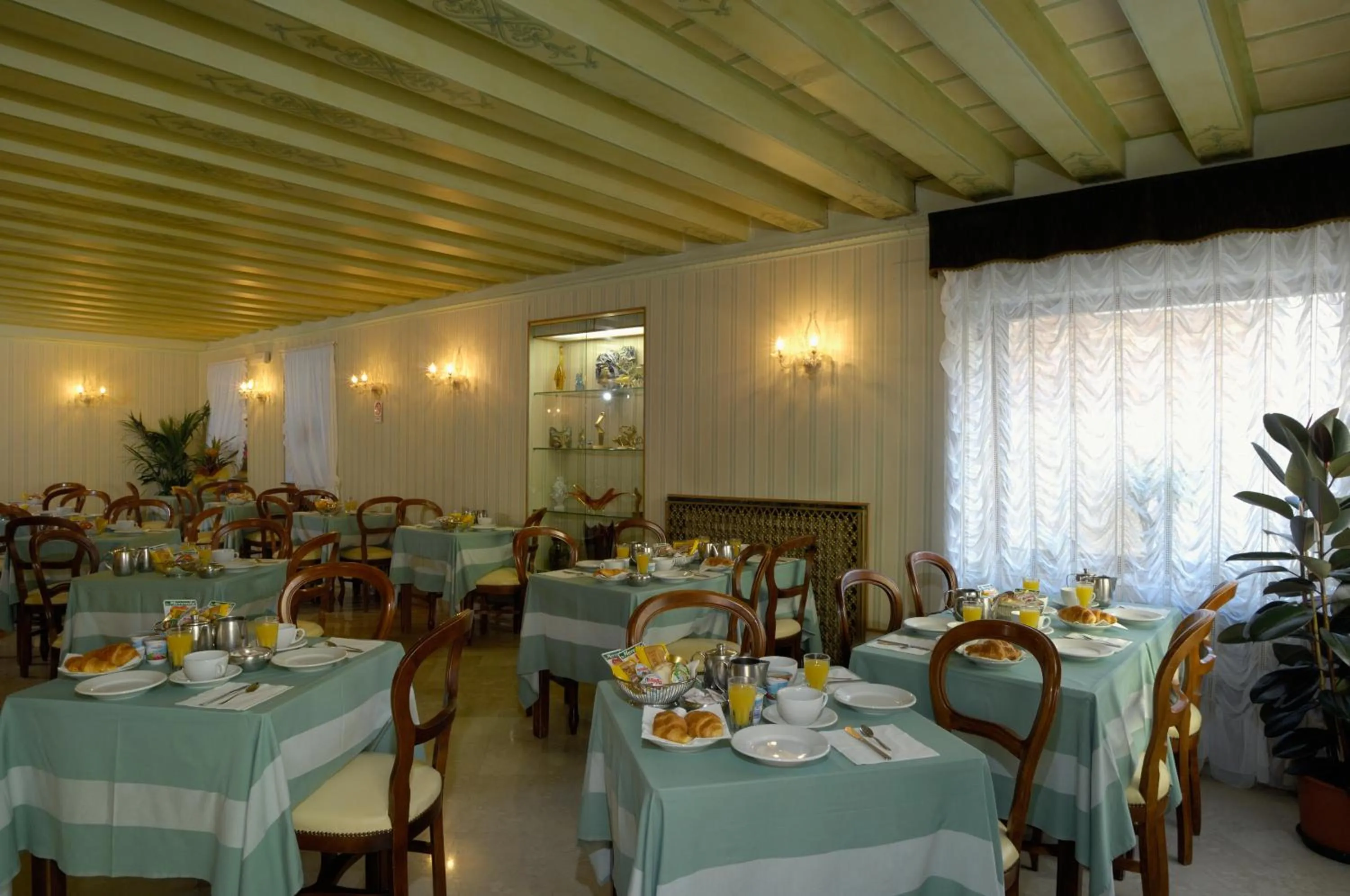 Restaurant/places to eat in Albergo Basilea