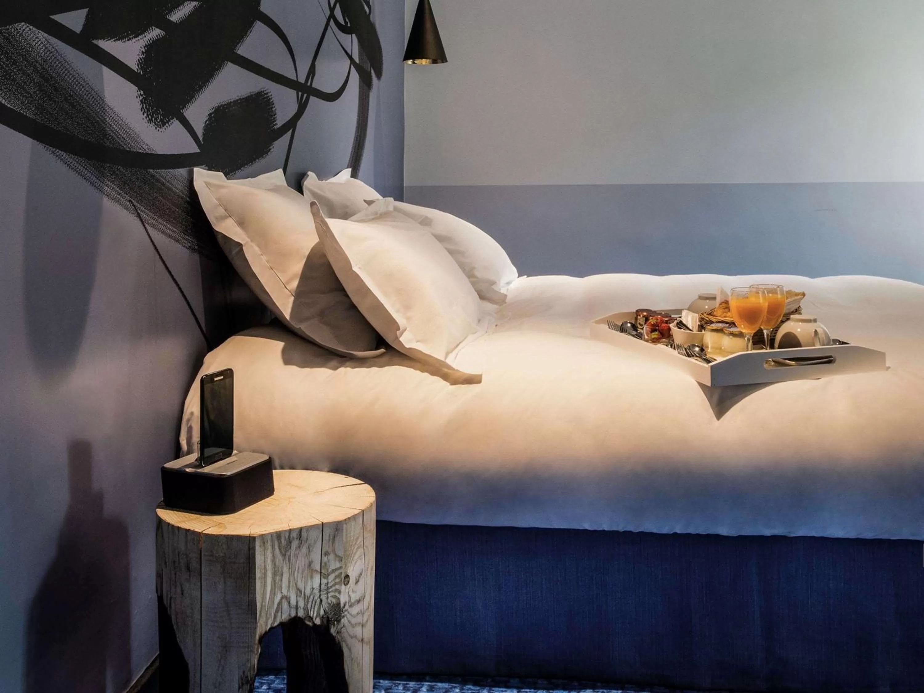 Photo of the whole room, Bed in Hôtel & Spa Jules César Arles - MGallery Hotel Collection