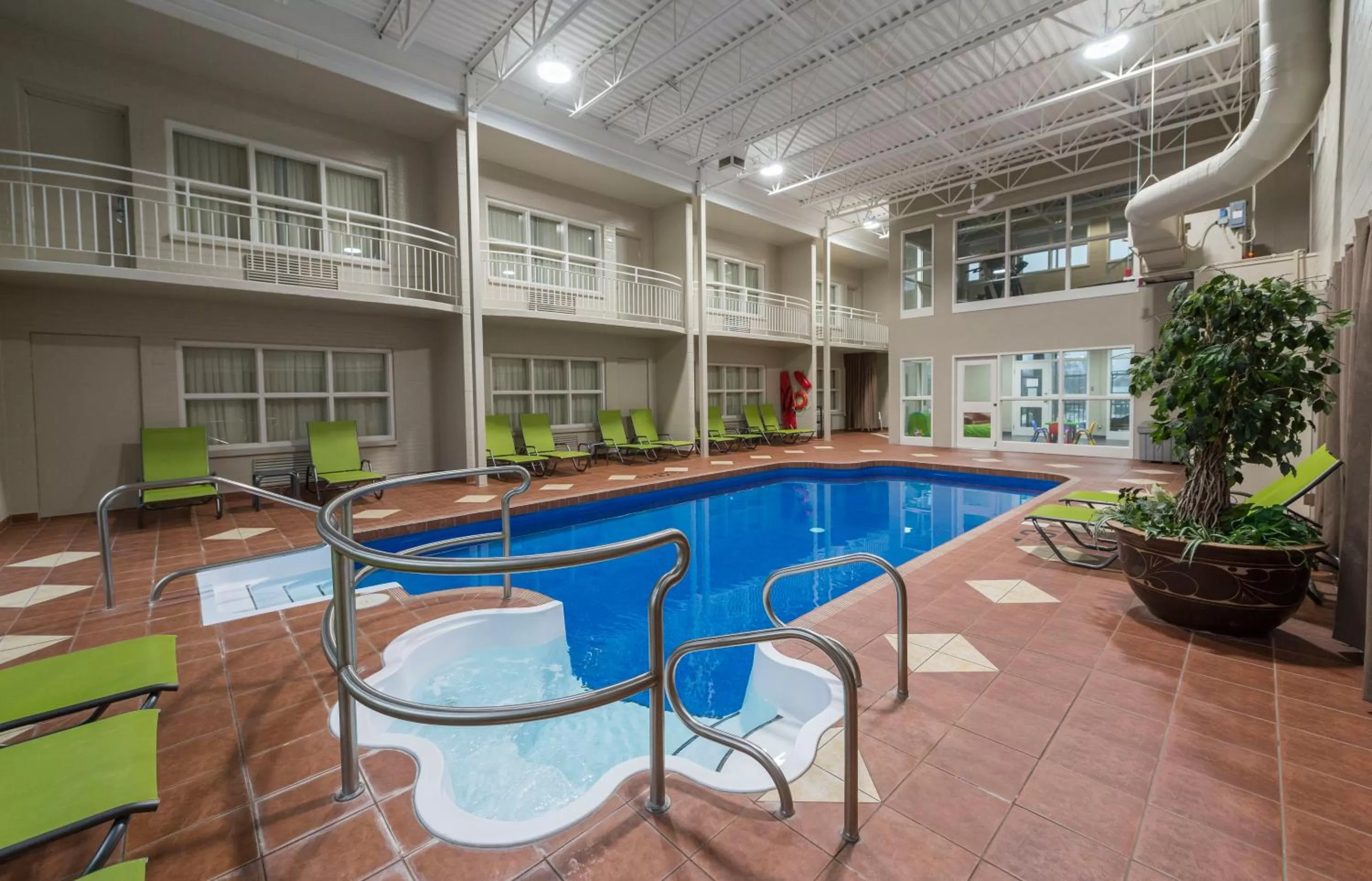 Swimming pool in Hotel & Suites Le Dauphin Drummondville