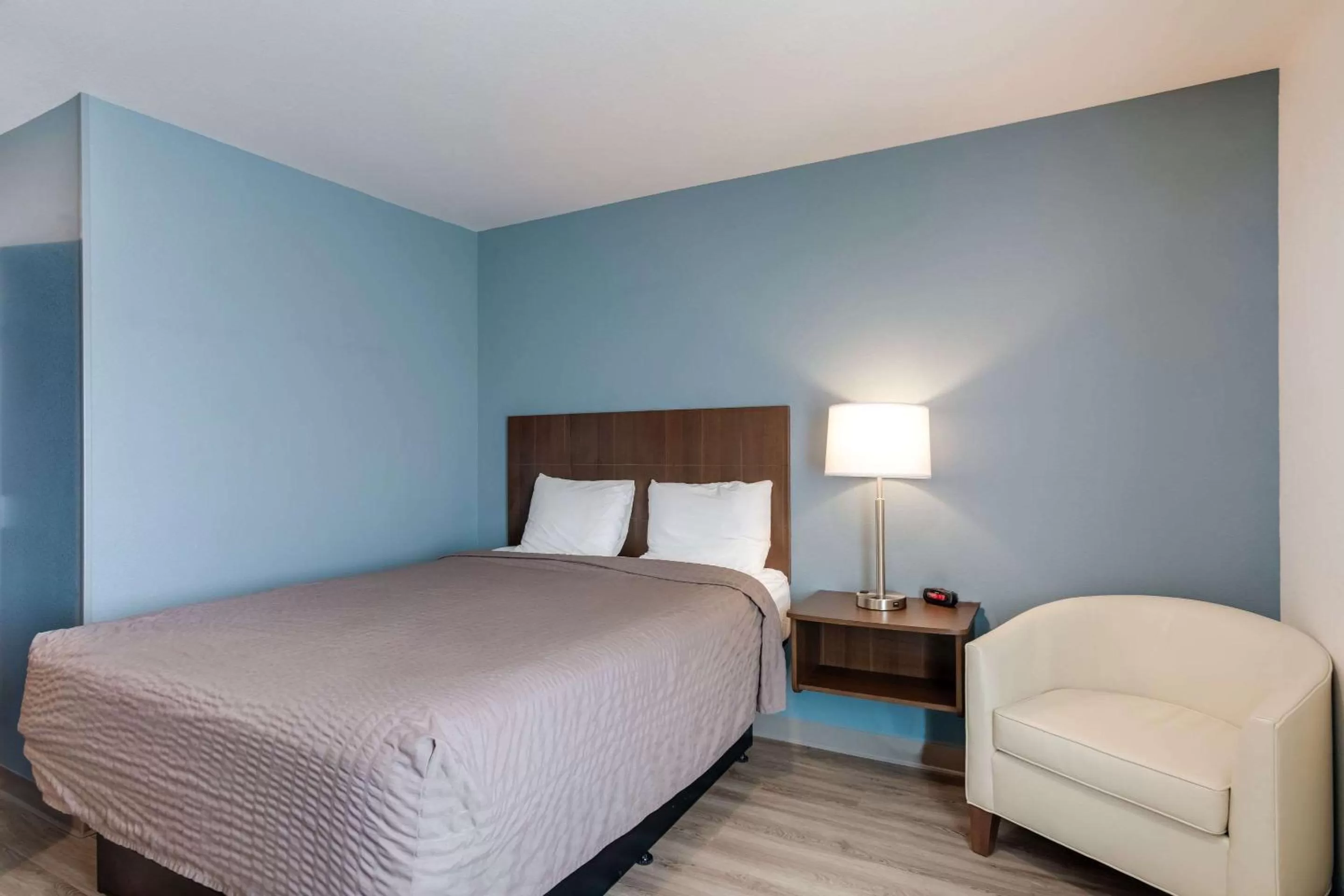 Bed in WoodSpring Suites Smyrna-La Vergne