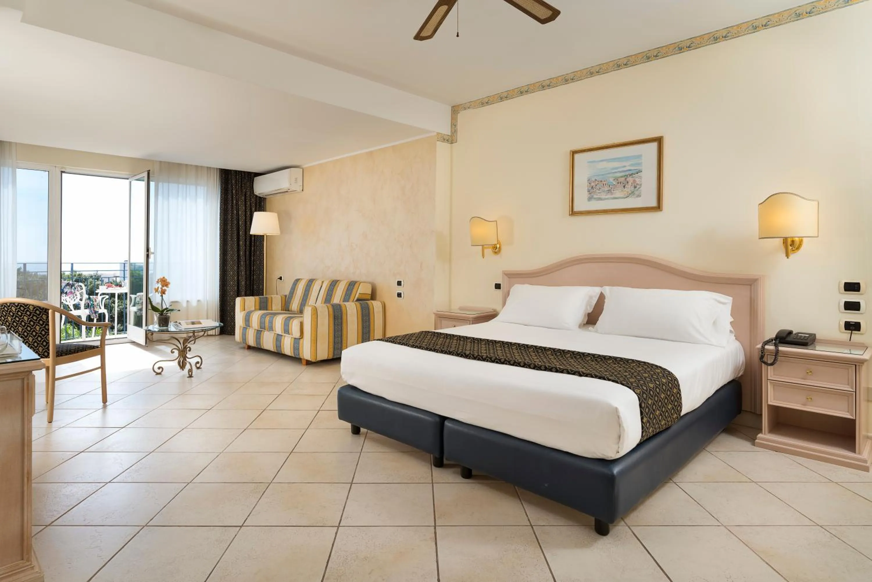Photo of the whole room, Bed in Sant Alphio Garden Hotel & SPA