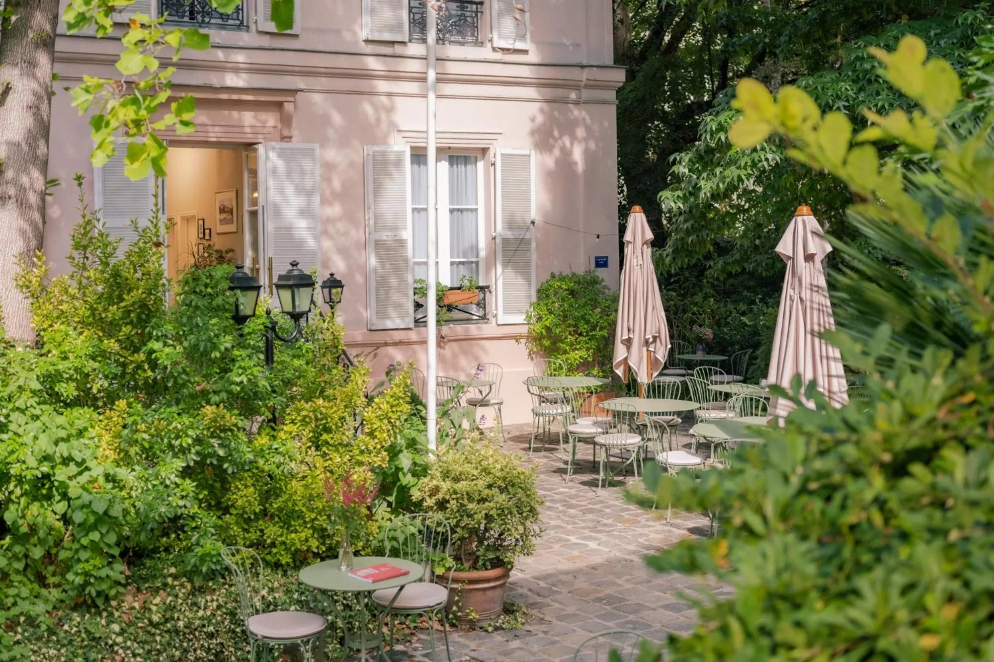 Garden in Hotel des Grandes Ecoles