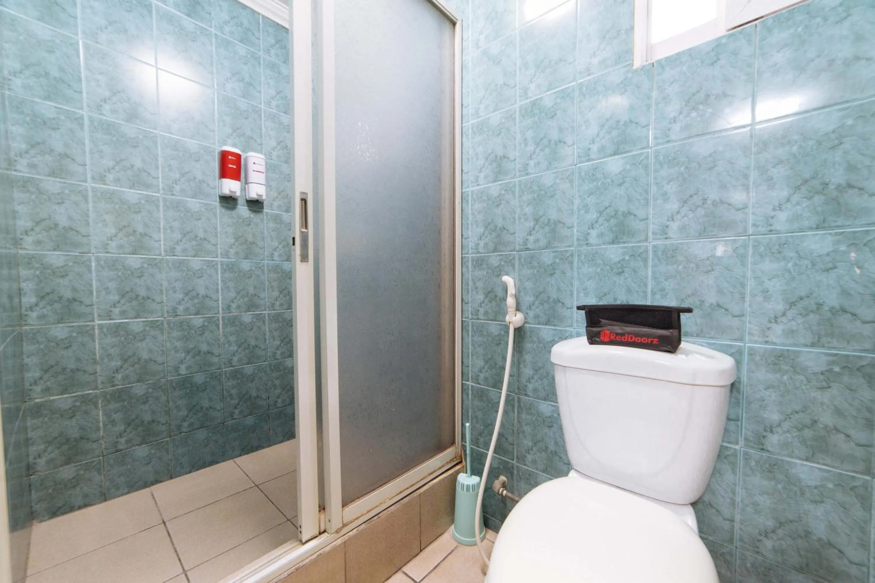 Shower in RedDoorz @ Clarkview 21st Street Angeles City