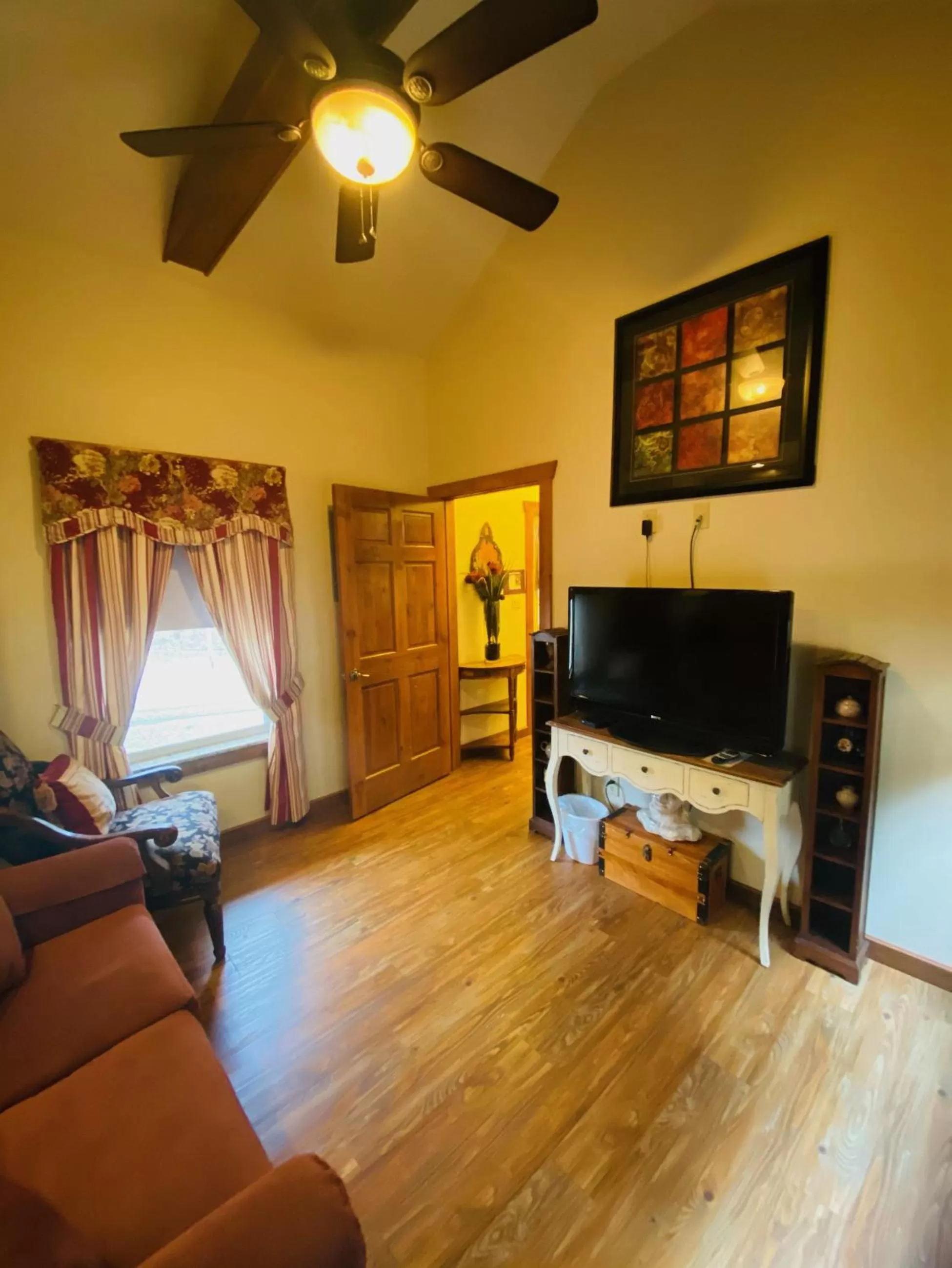 TV and multimedia in All Seasons Treehouse Village