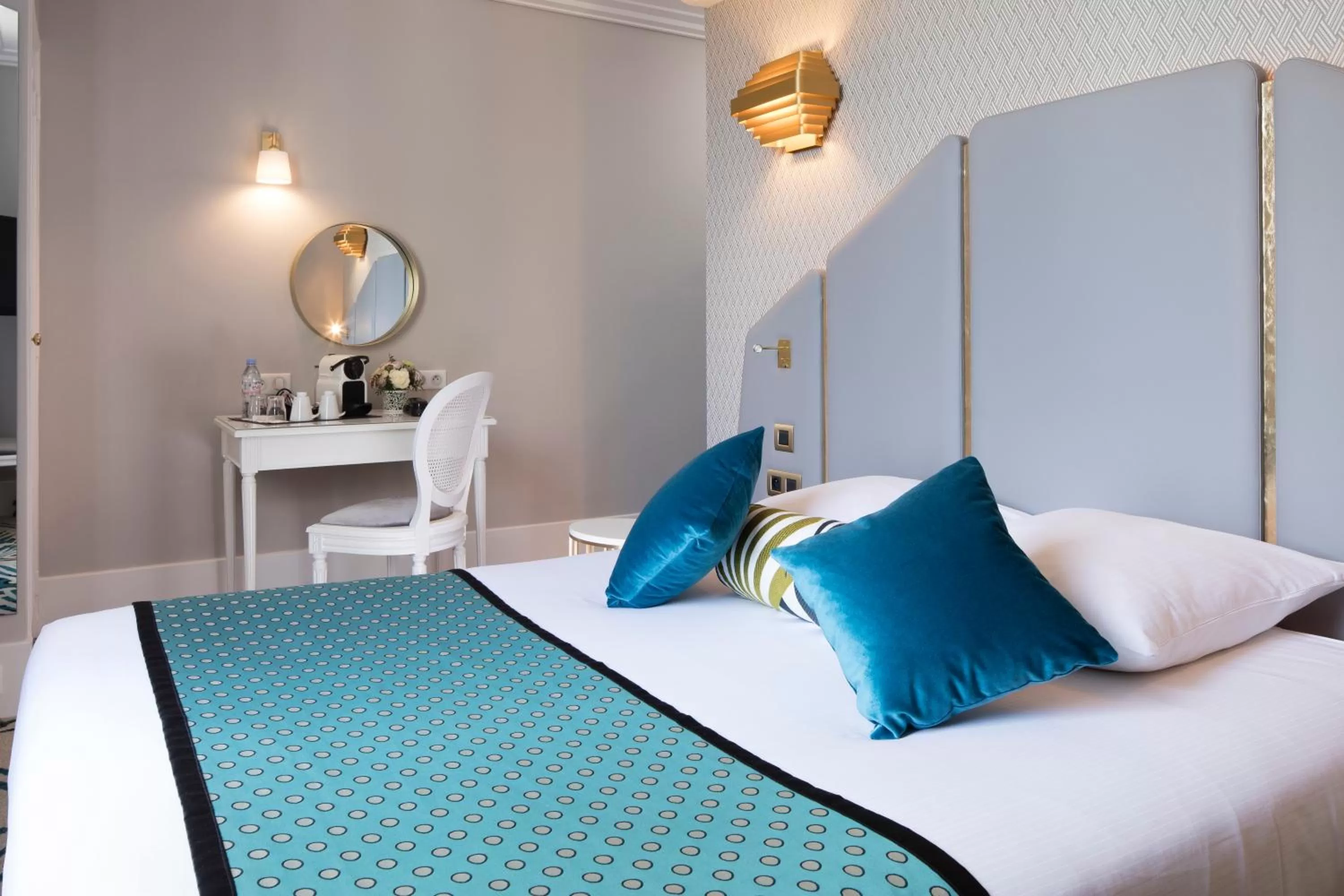 Photo of the whole room, Bed in Hôtel Victor Hugo Paris Kléber