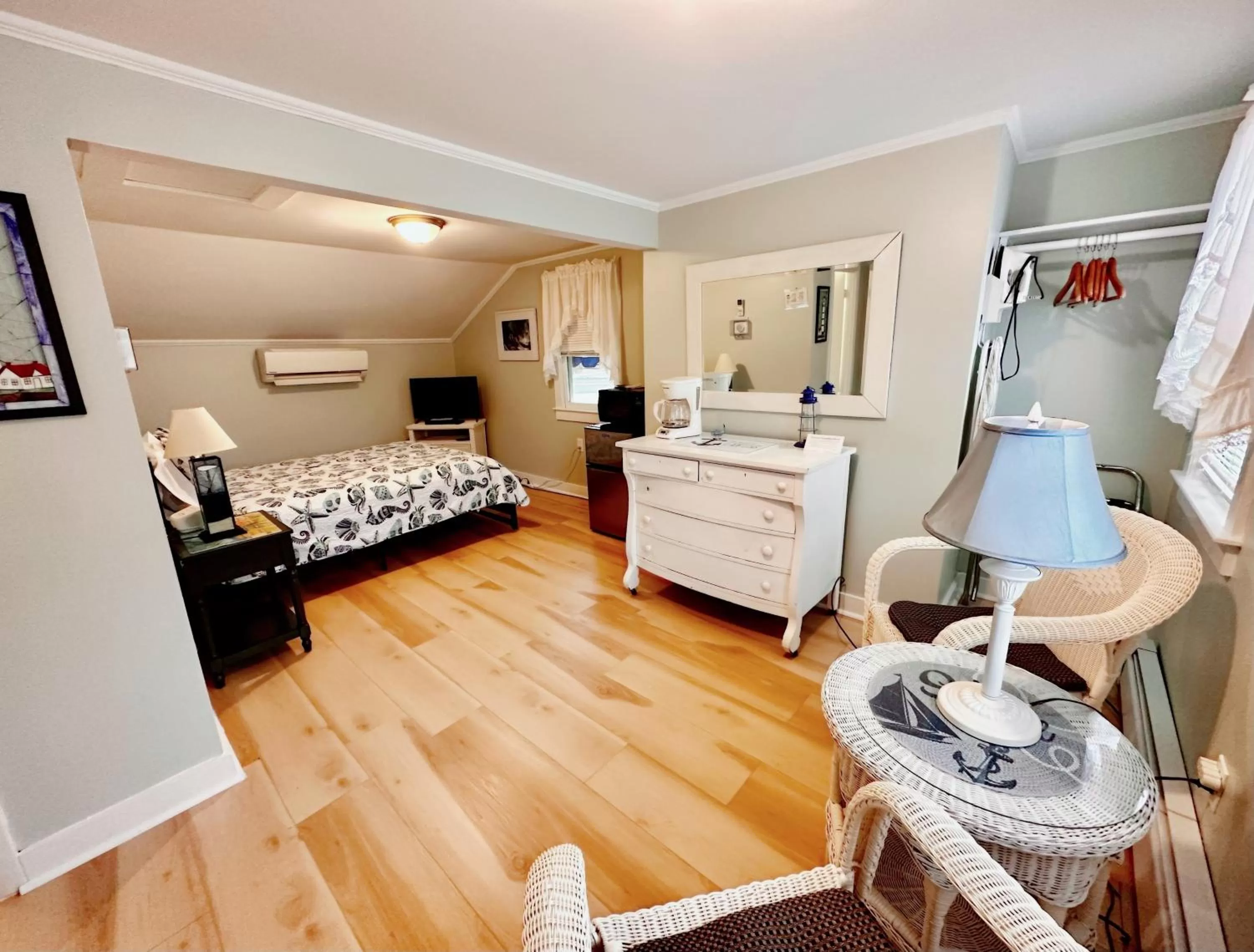 Bedroom, Bed in Sandy Neck Motel