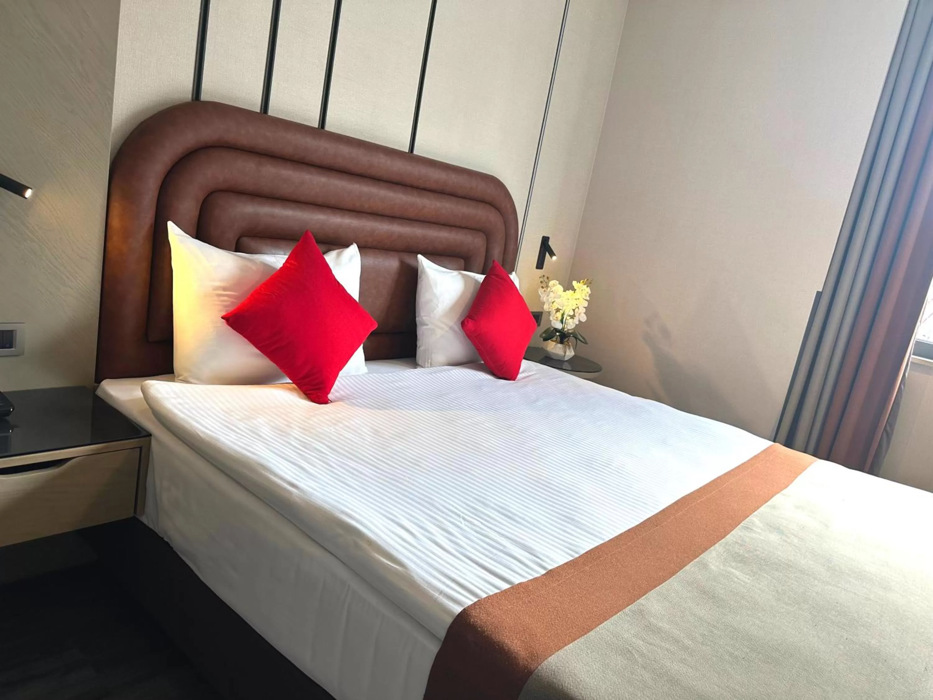 Photo of the whole room, Bed in Edition Old City Hotel