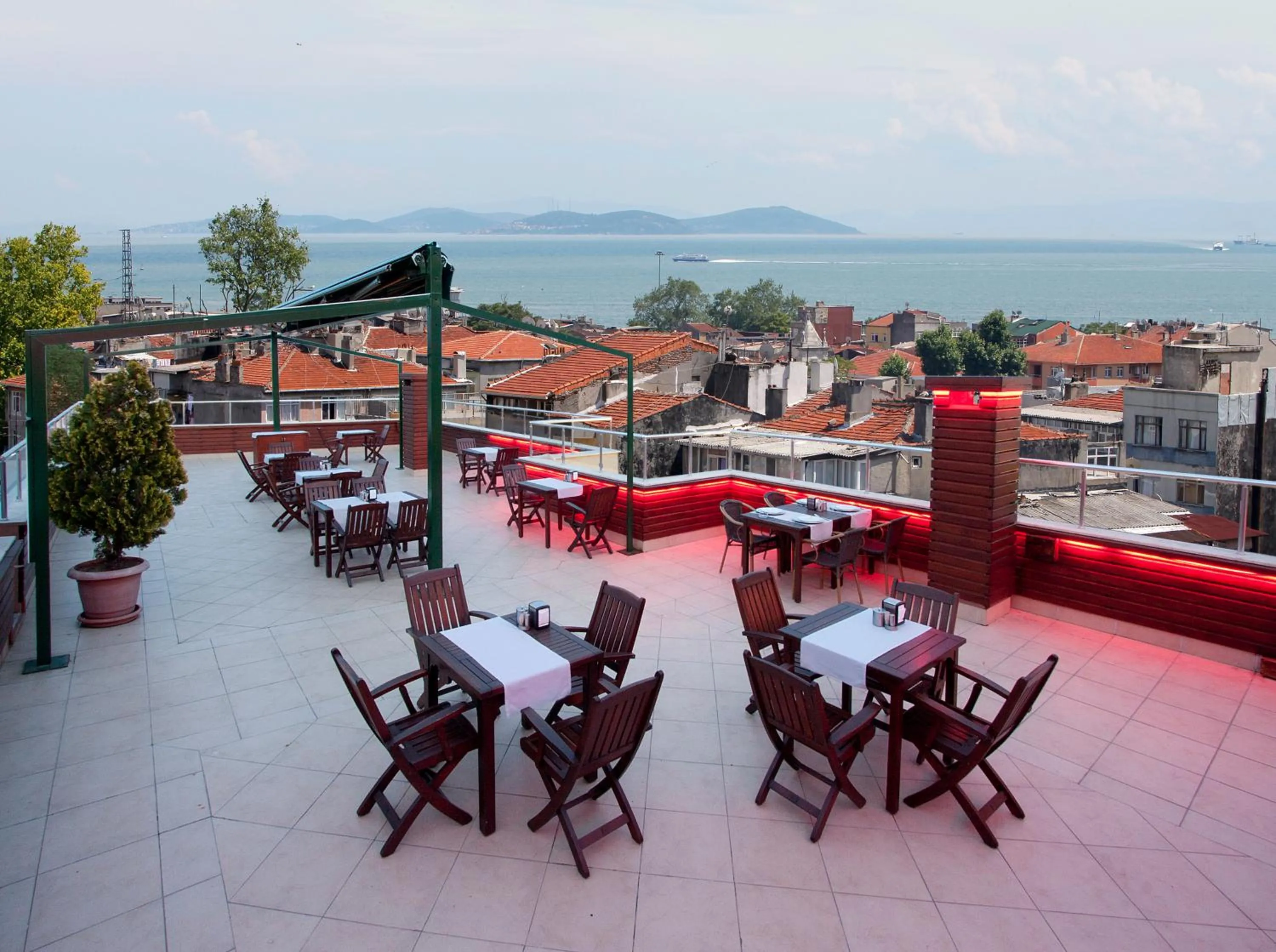 Restaurant/places to eat in Nanda Hotel