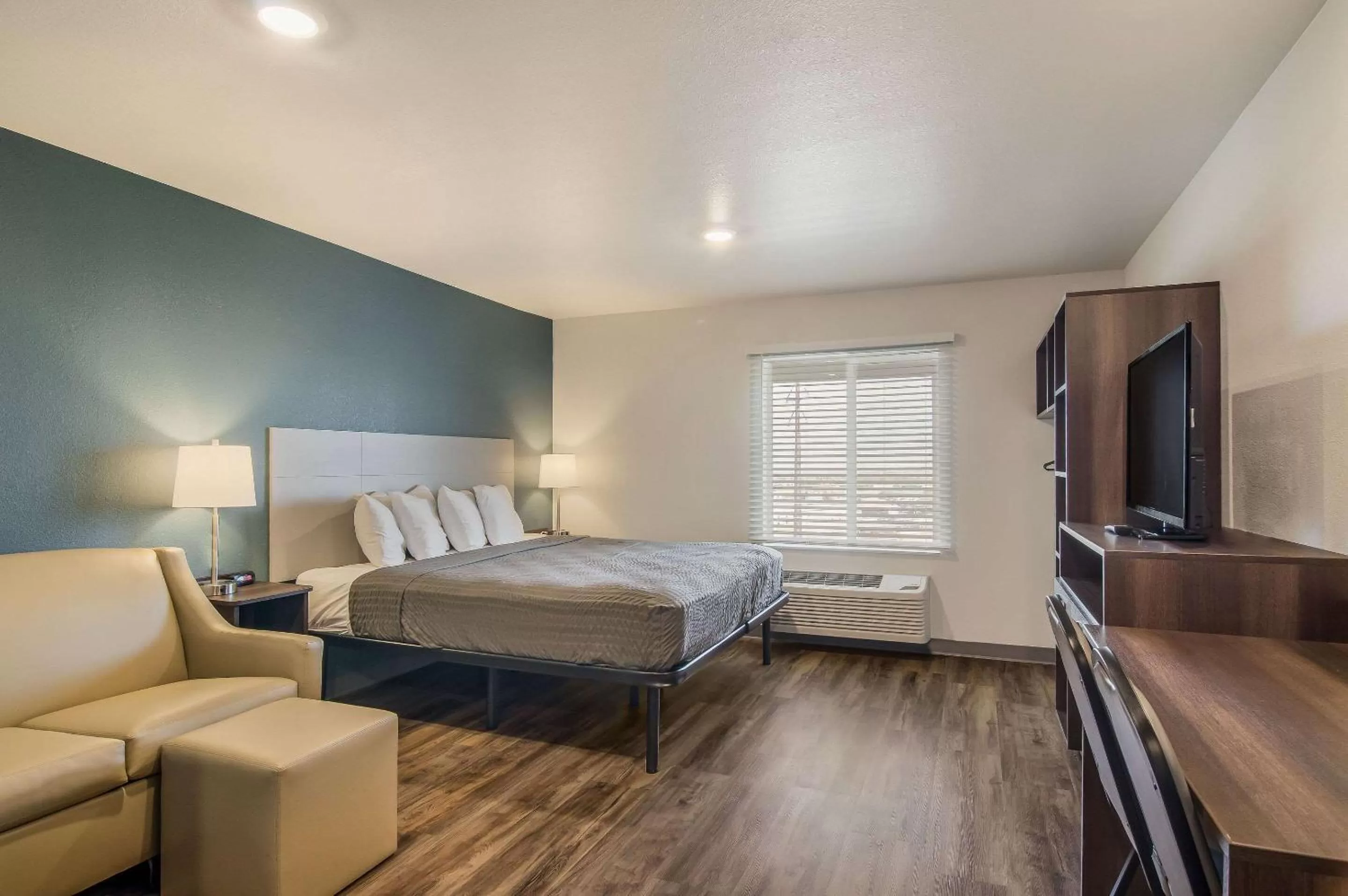 Photo of the whole room, Bed in WoodSpring Suites Broomfield-Westminster