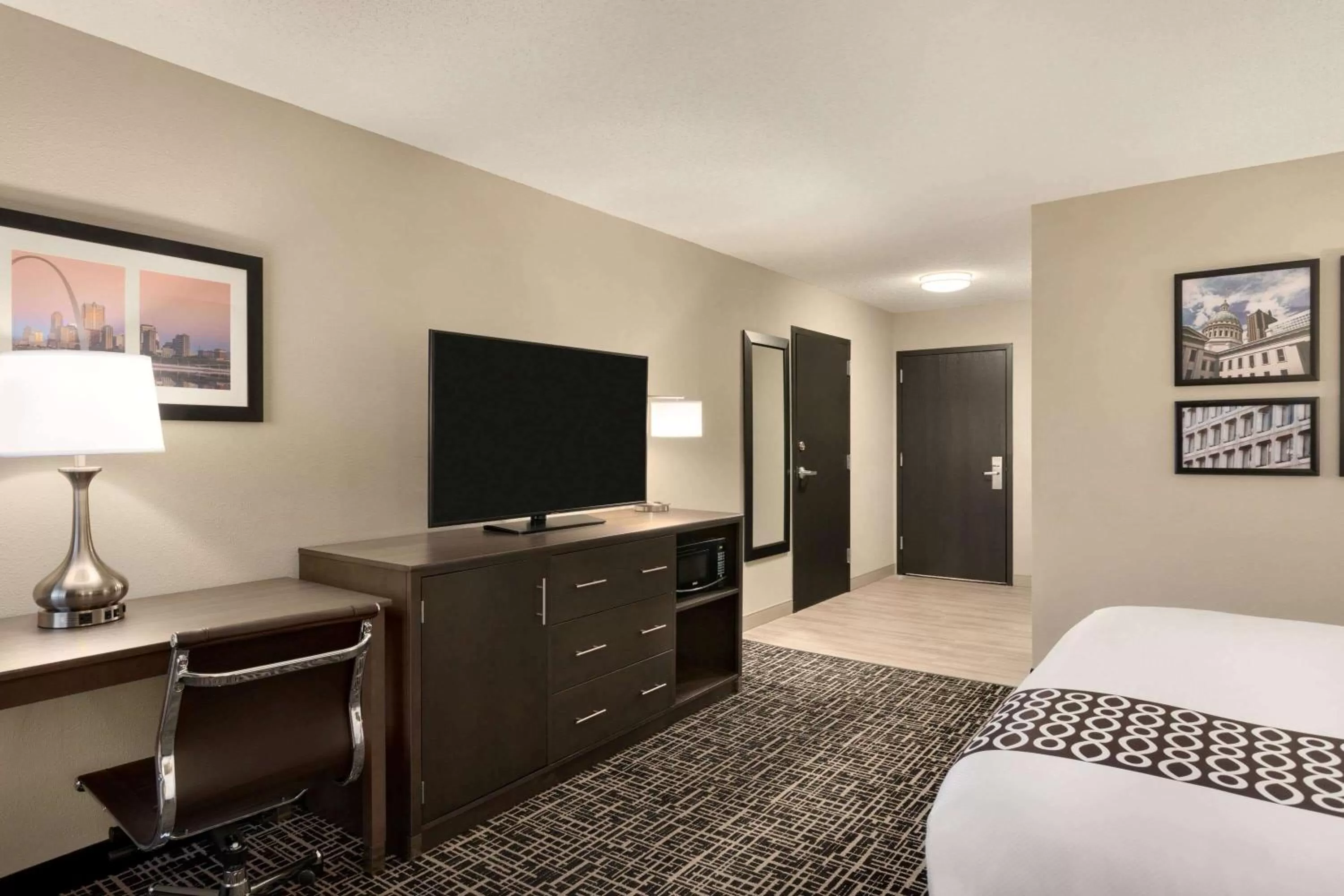 Photo of the whole room, Bed in La Quinta Inn & Suites by Wyndham St Louis Route 66