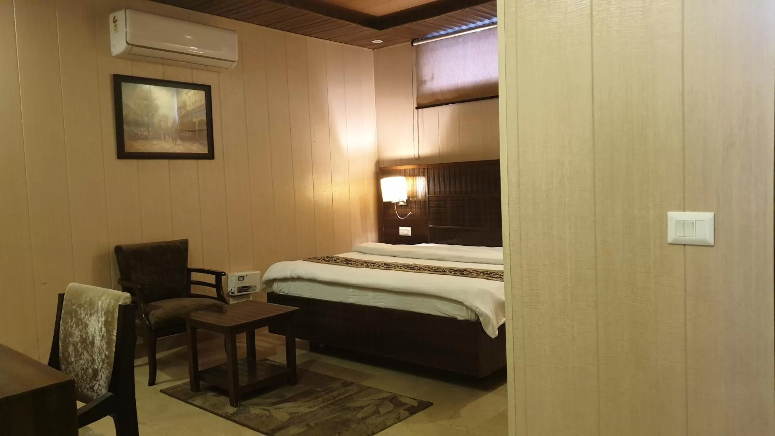 Bedroom, Bed in Maple Leaf Hotel