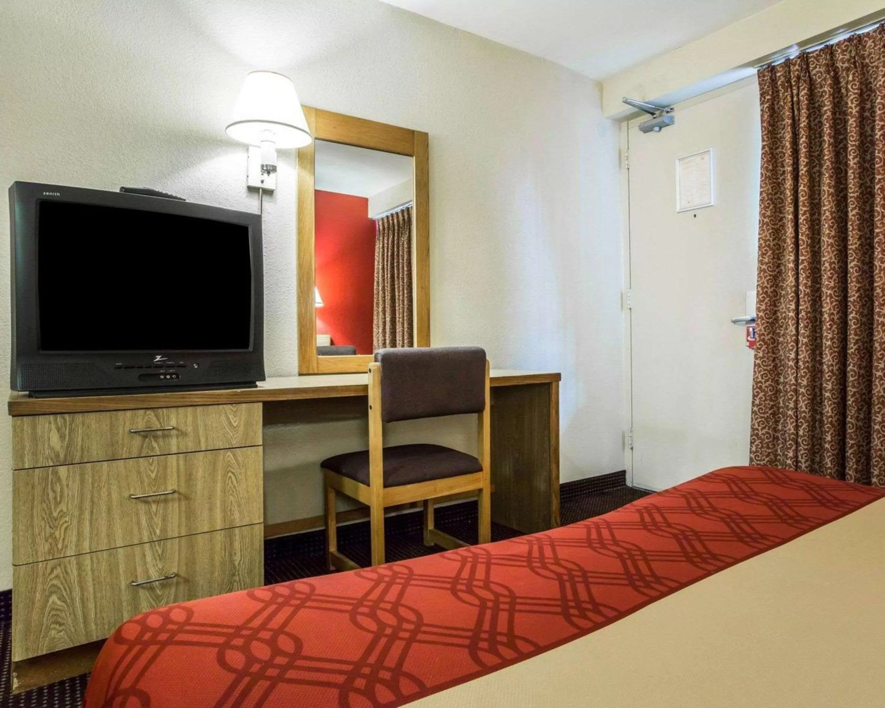Photo of the whole room, Bed in Econo Lodge Atlanta College Park