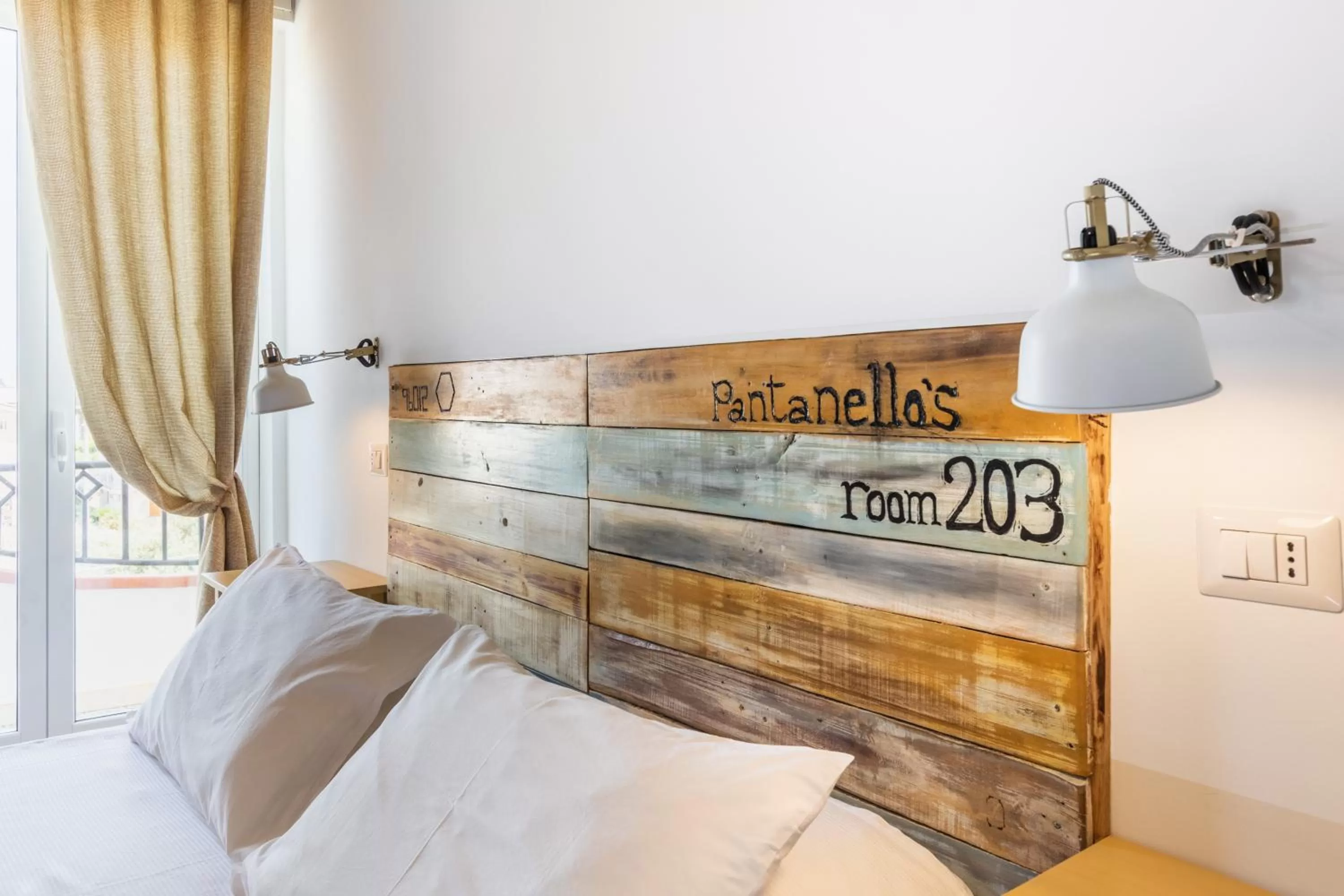 Logo/Certificate/Sign, Bed in Pantanello Rooms Avola