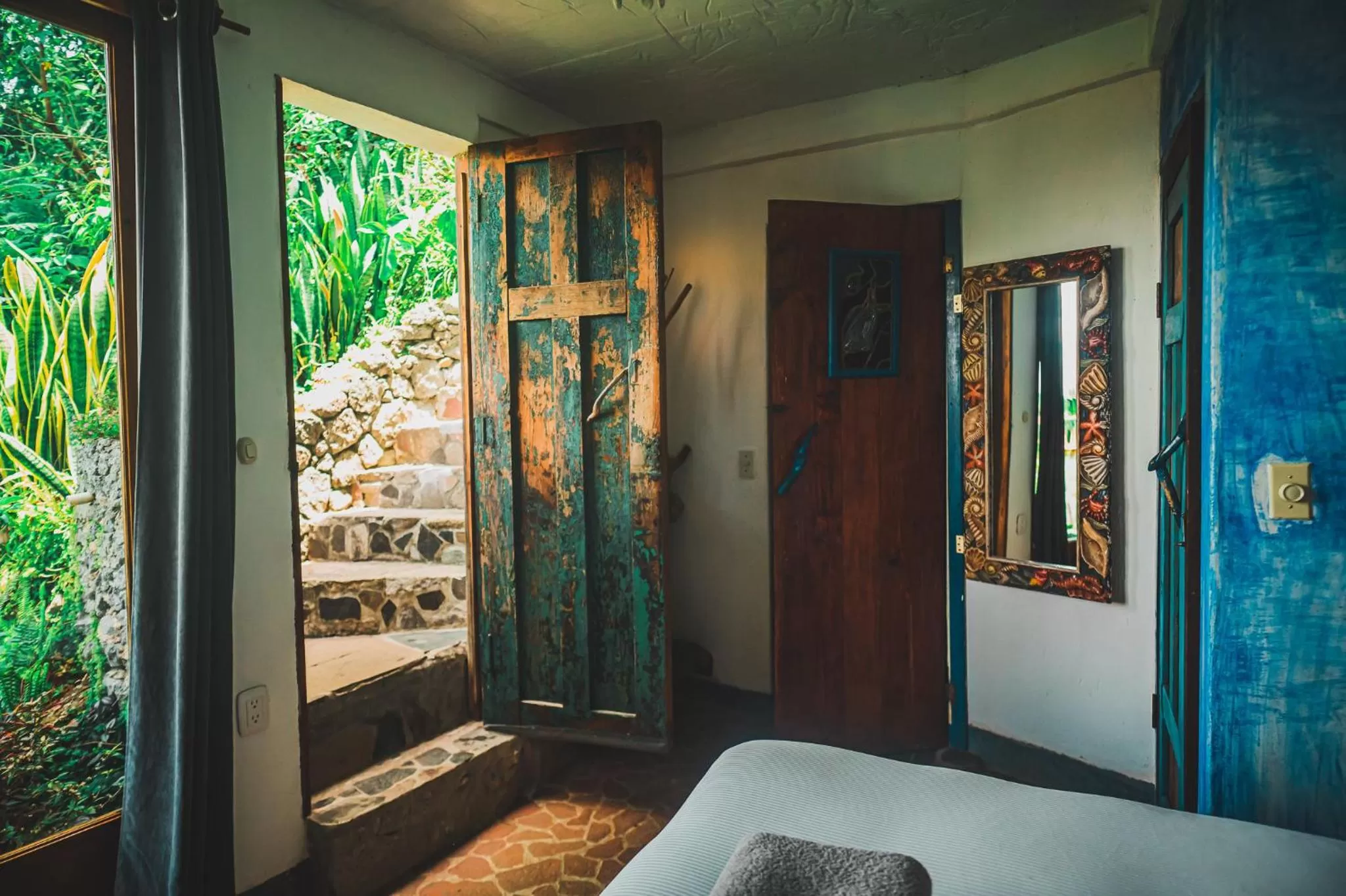 Bed in Lush Atitlán