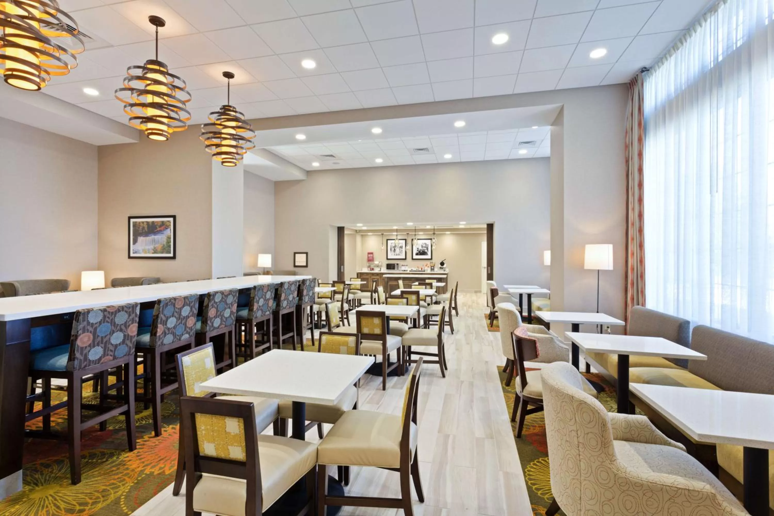 Dining area in Hampton Inn Sault Ste Marie, MI