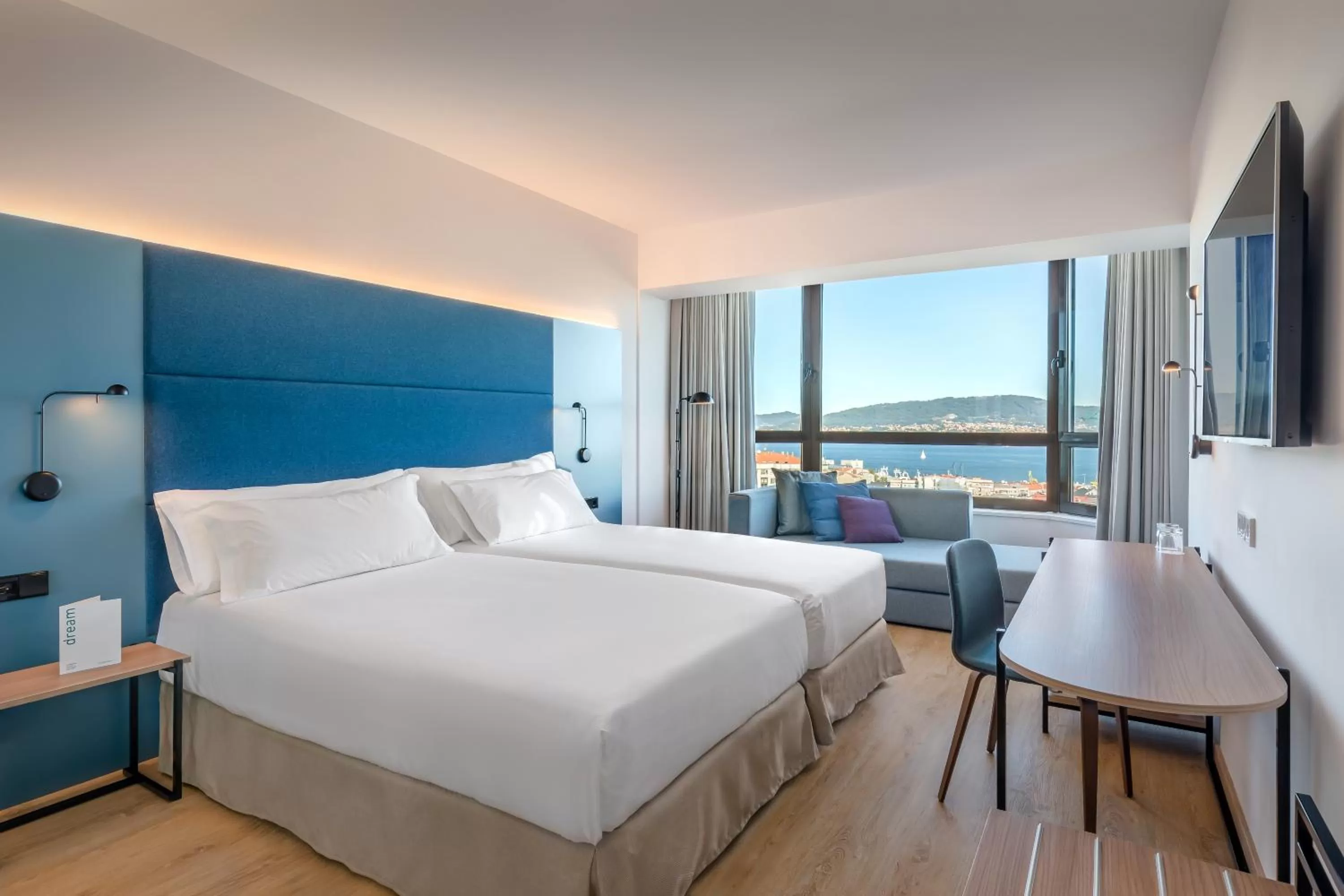 Photo of the whole room, Bed in Occidental Vigo