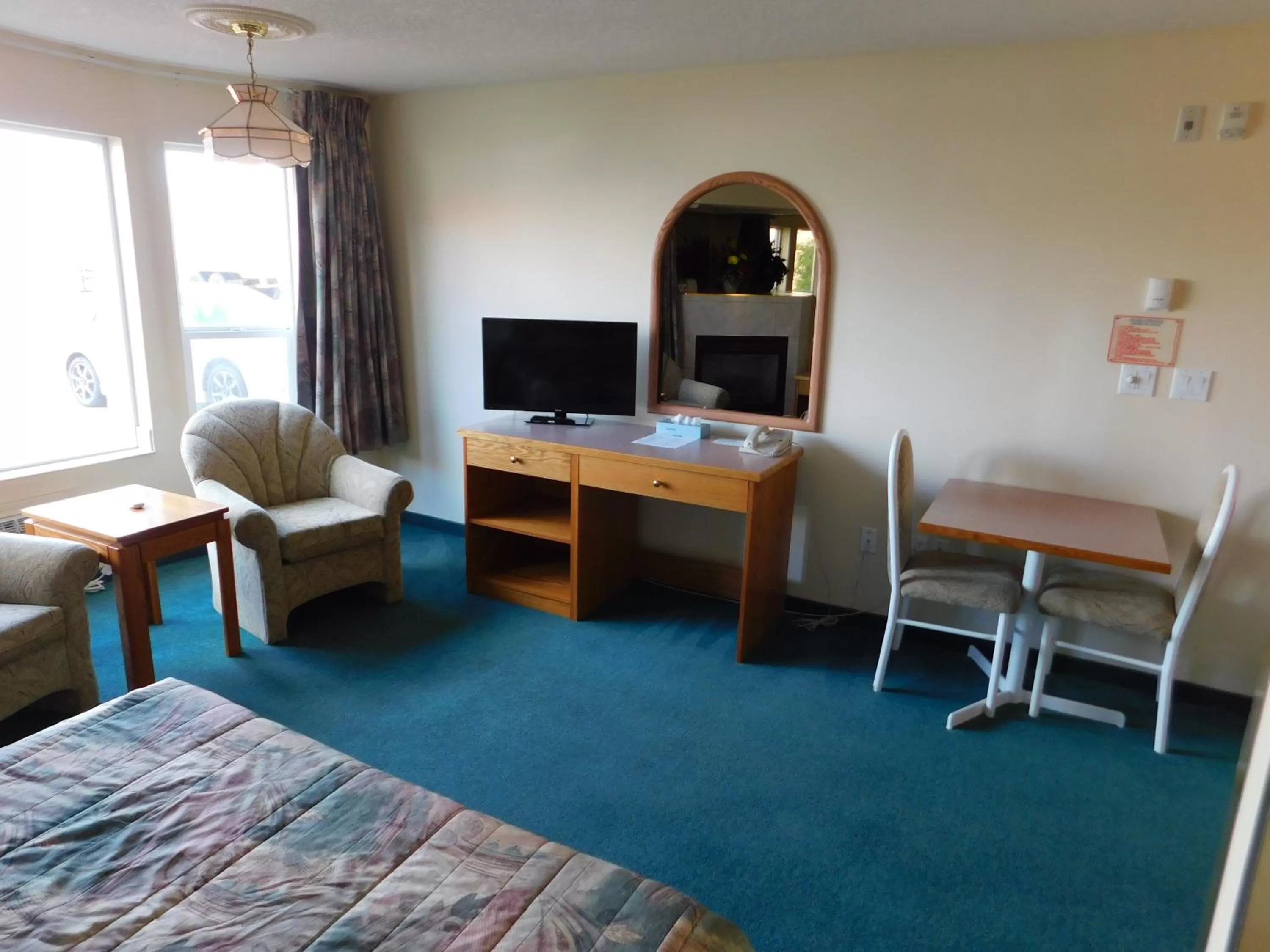 Queen Room with Spa Bath in Western Budget Motel Leduc #3