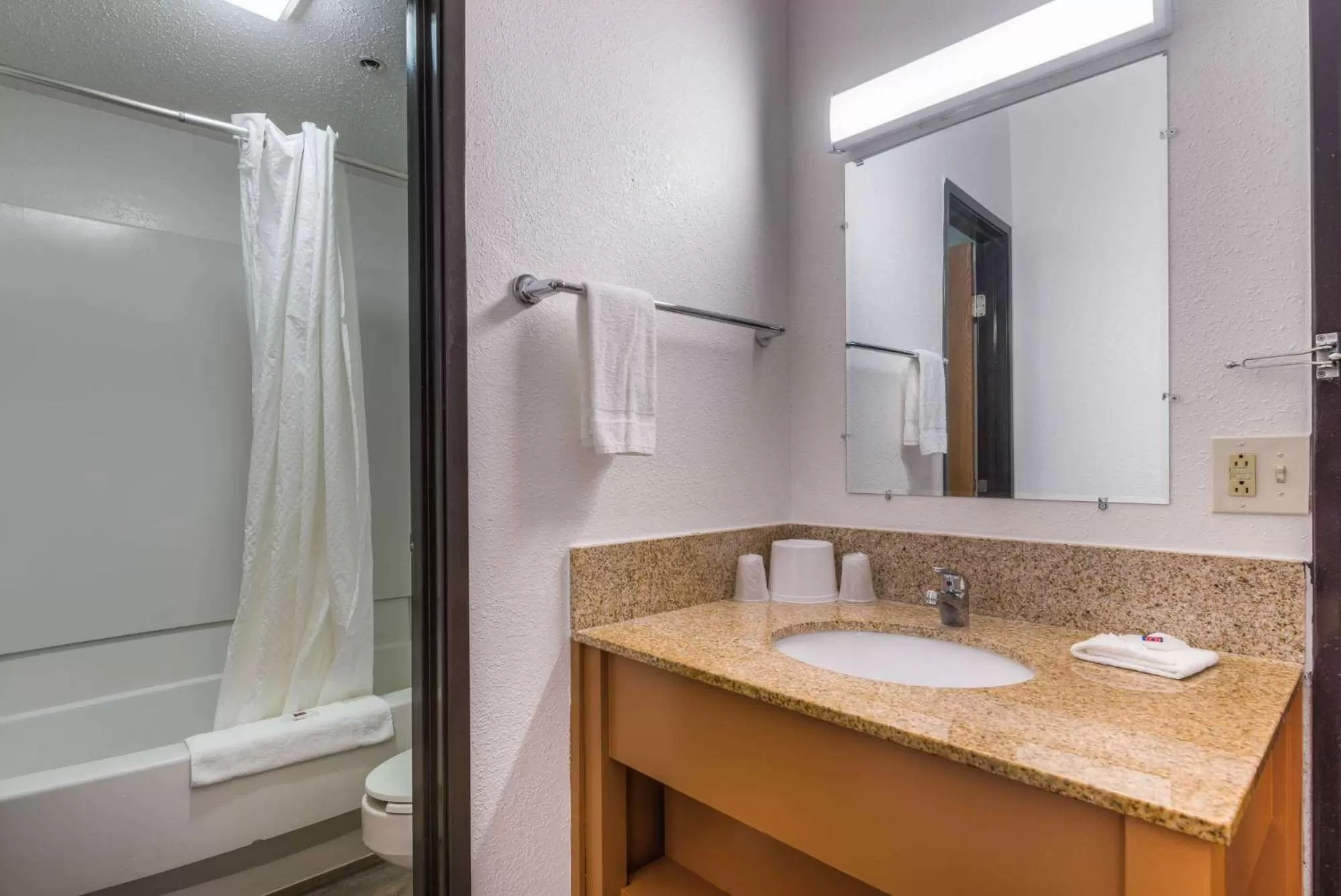 Bathroom in Motel 6-Bridgeview, IL