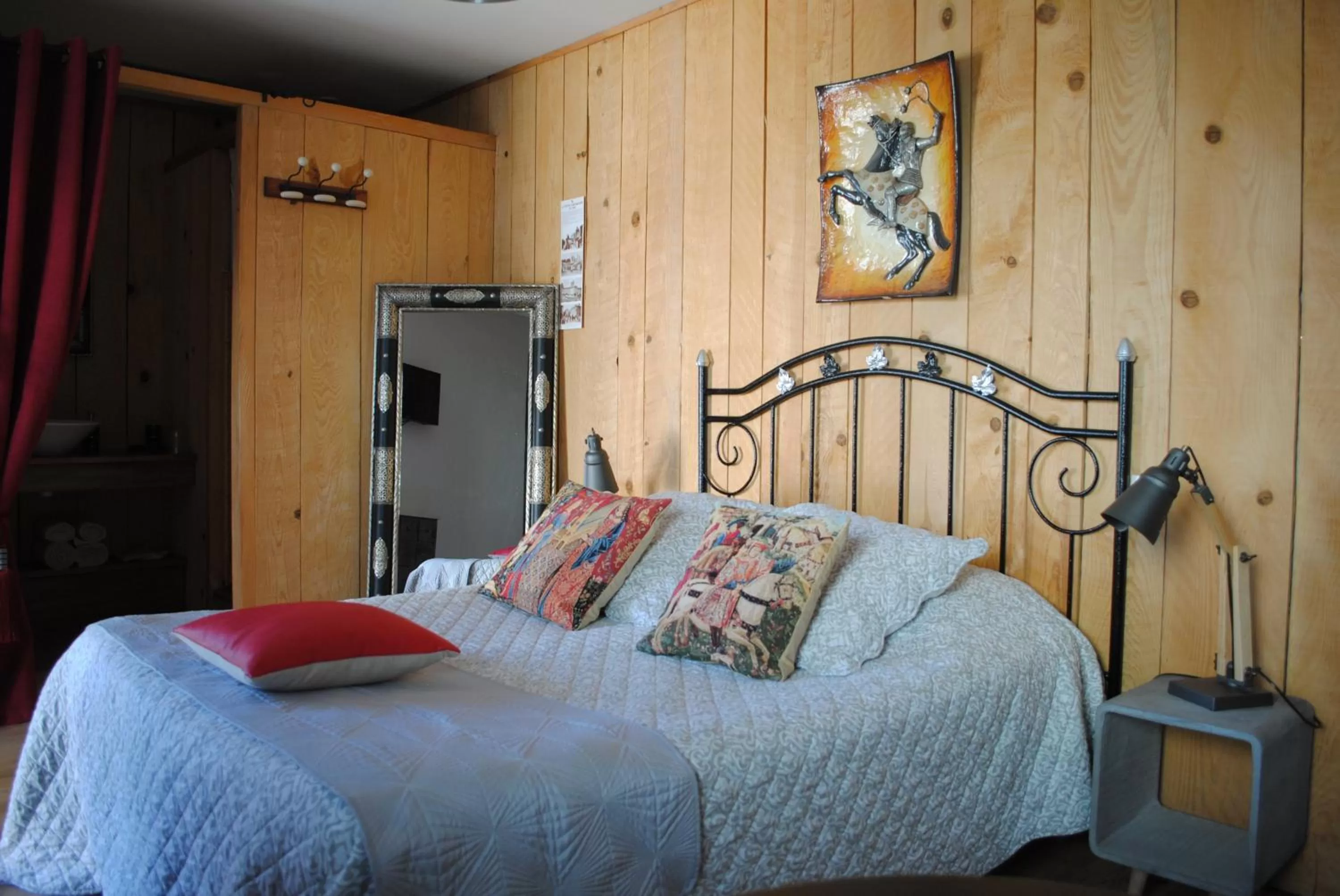 Bed in Chambres d'hôtes & Spa le Relais de la Cavayere