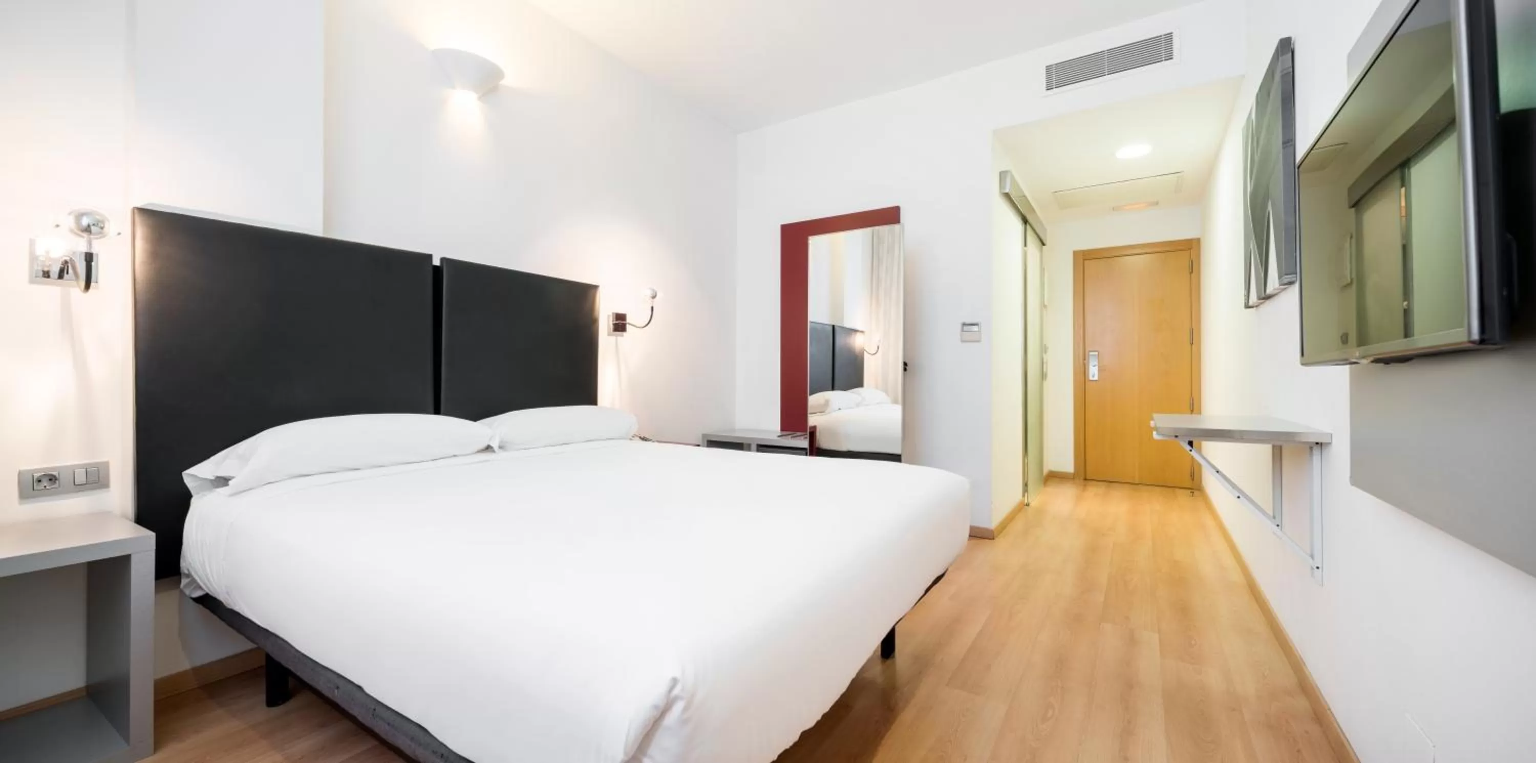 Decorative detail, Bed in Ilunion Aqua 3