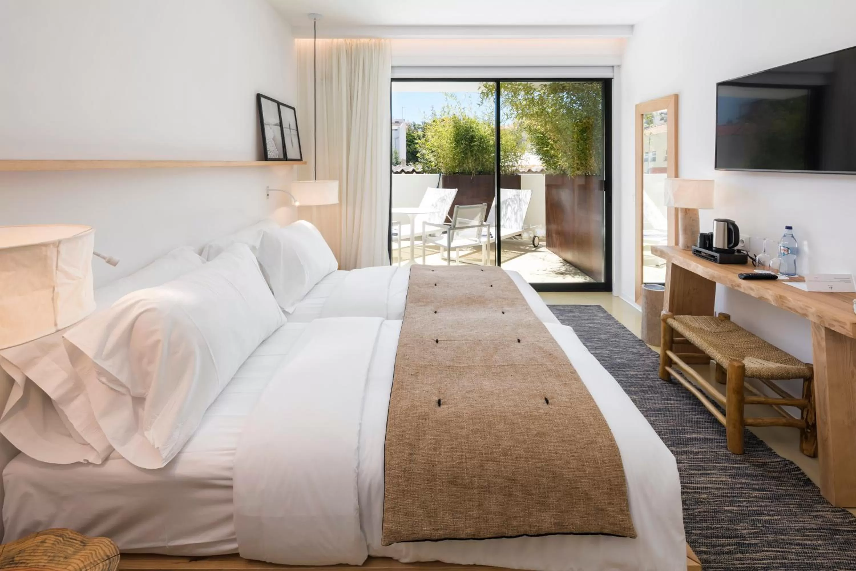 Photo of the whole room, Bed in Lagos Avenida Hotel