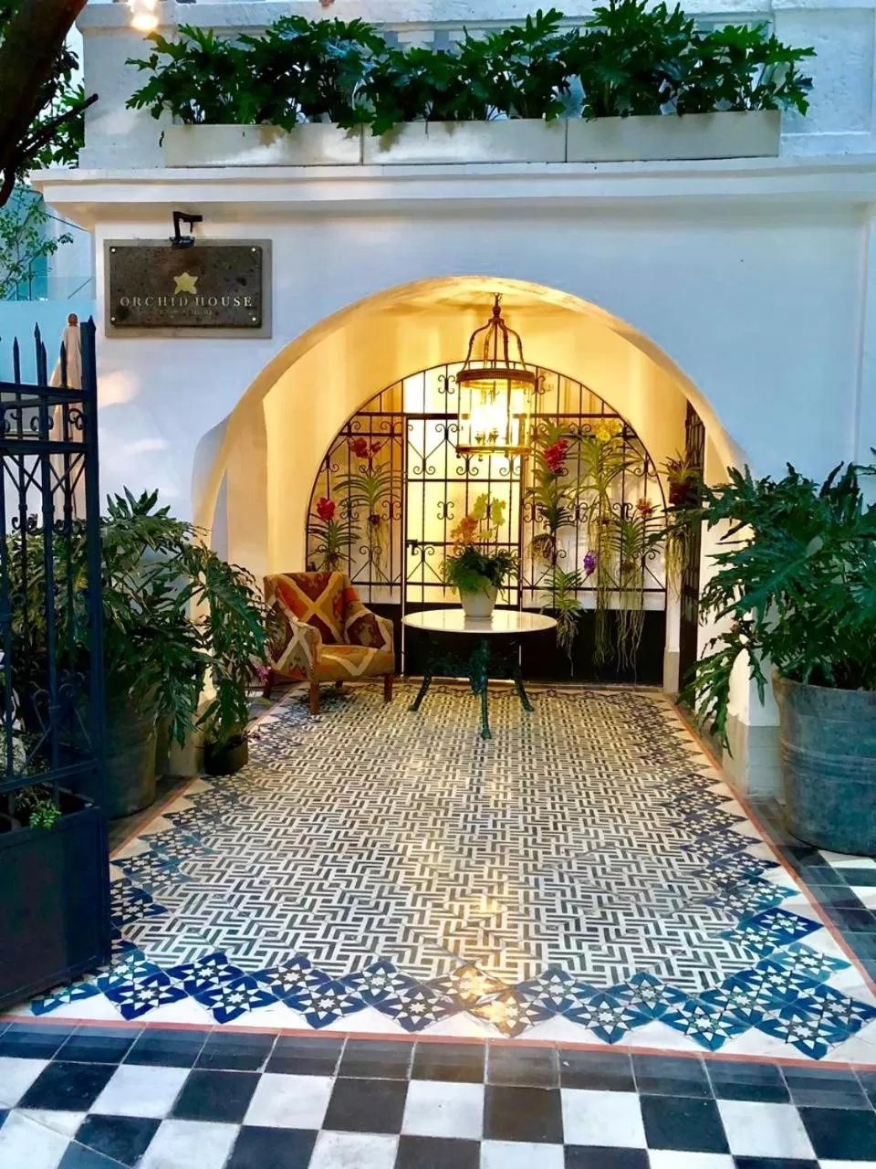 Facade/entrance in Orchid House Mexico City