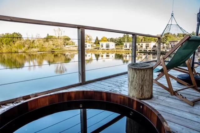 Patio in Écolodges du Golf du Sauternais