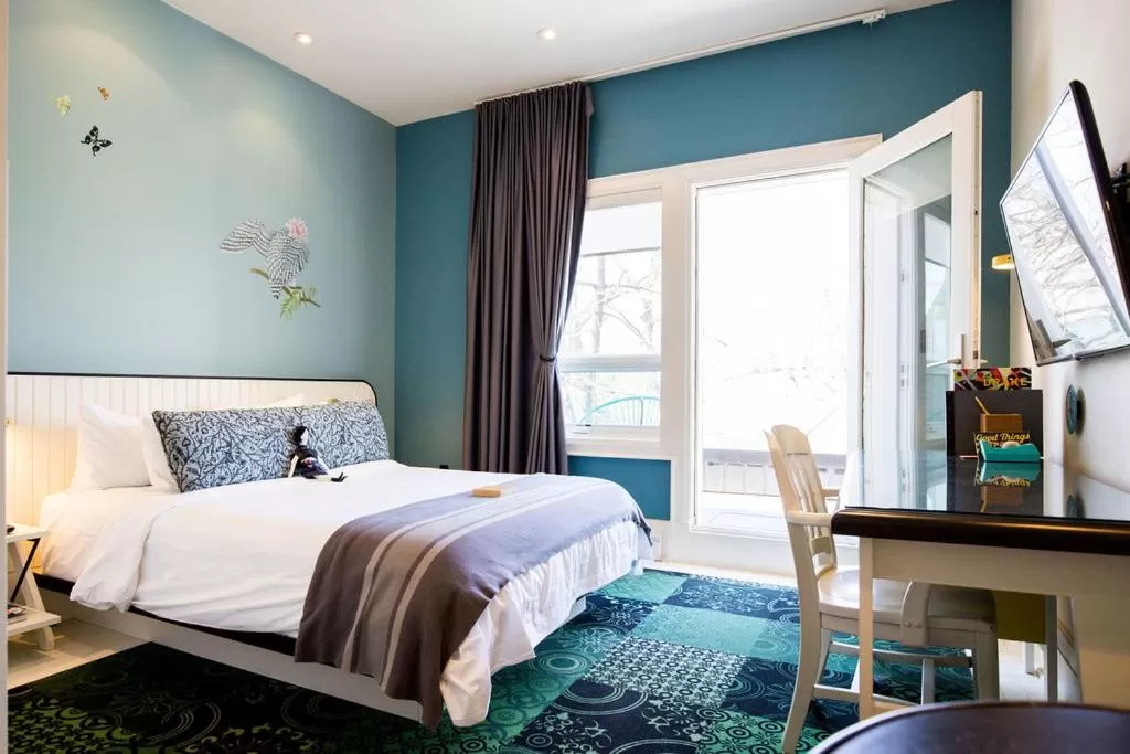 Balcony/Terrace, Bed in Drake Devonshire and Motor Inn