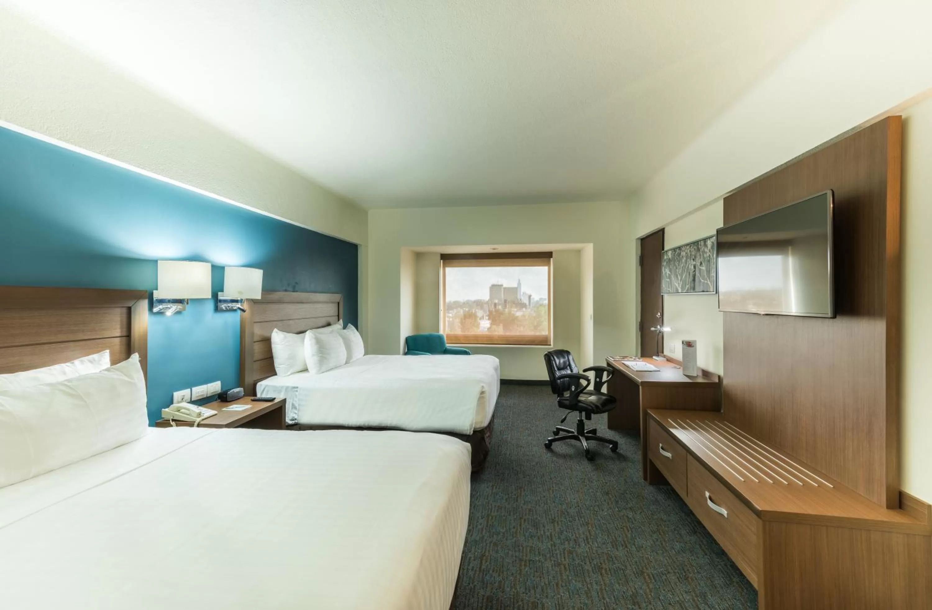 Photo of the whole room, Bed in Holiday Inn Guadalajara Expo Plaza del Sol by IHG