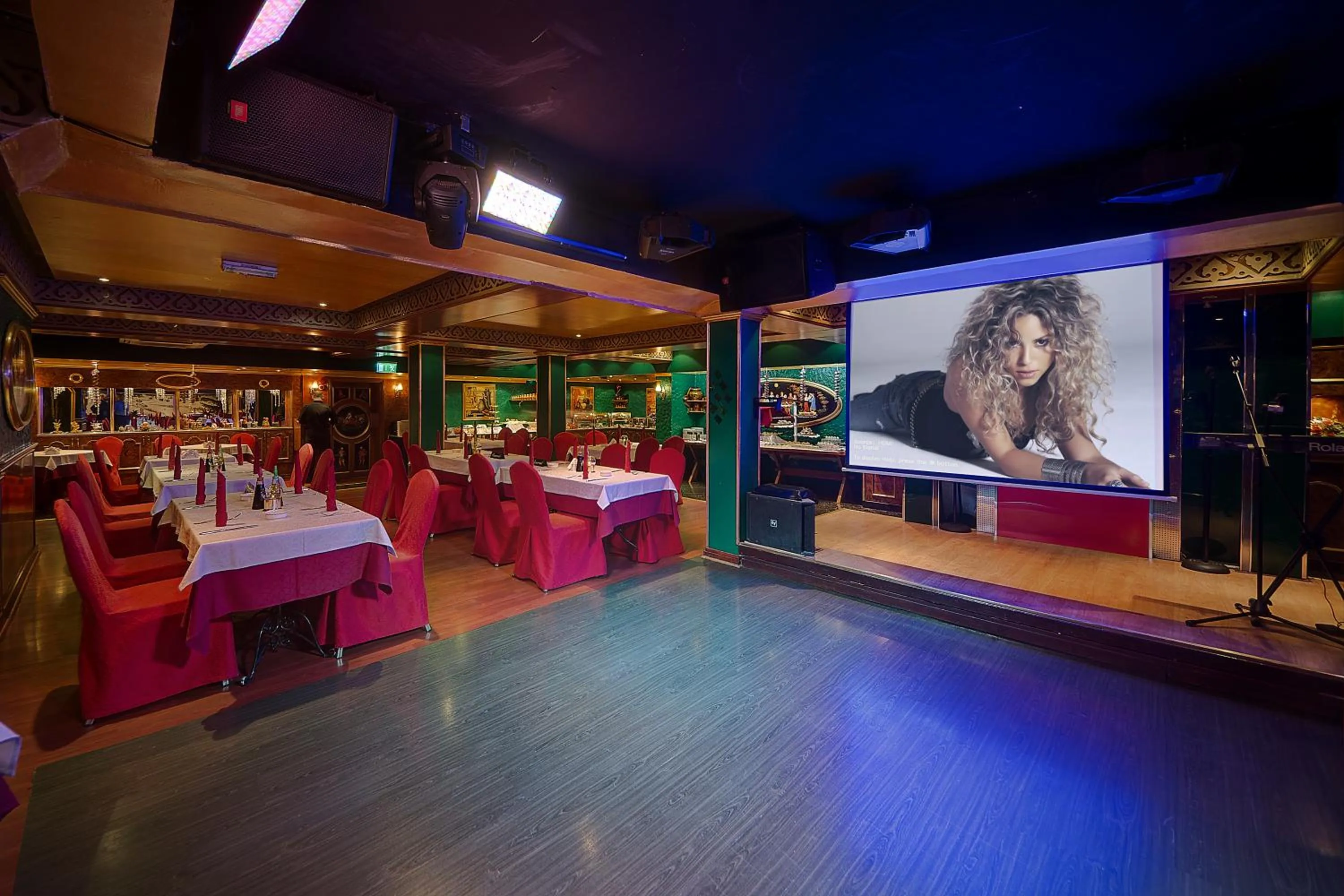 Restaurant/places to eat in Ascot Hotel