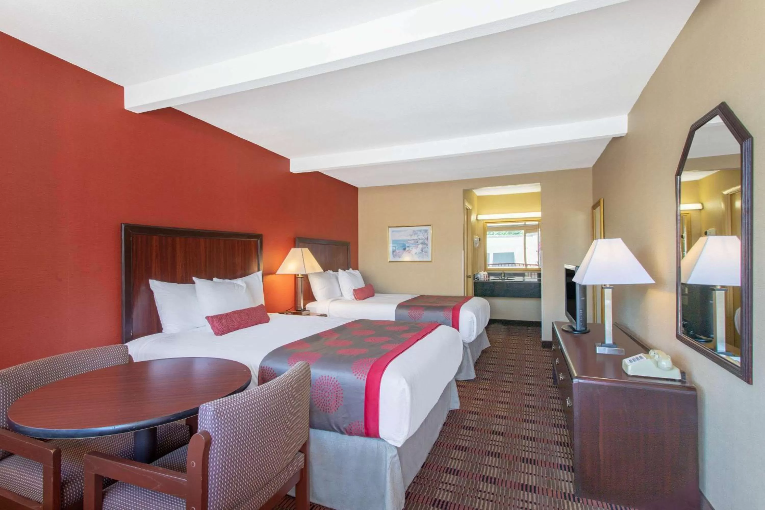 Photo of the whole room, Bed in Ramada Limited Cockeysville