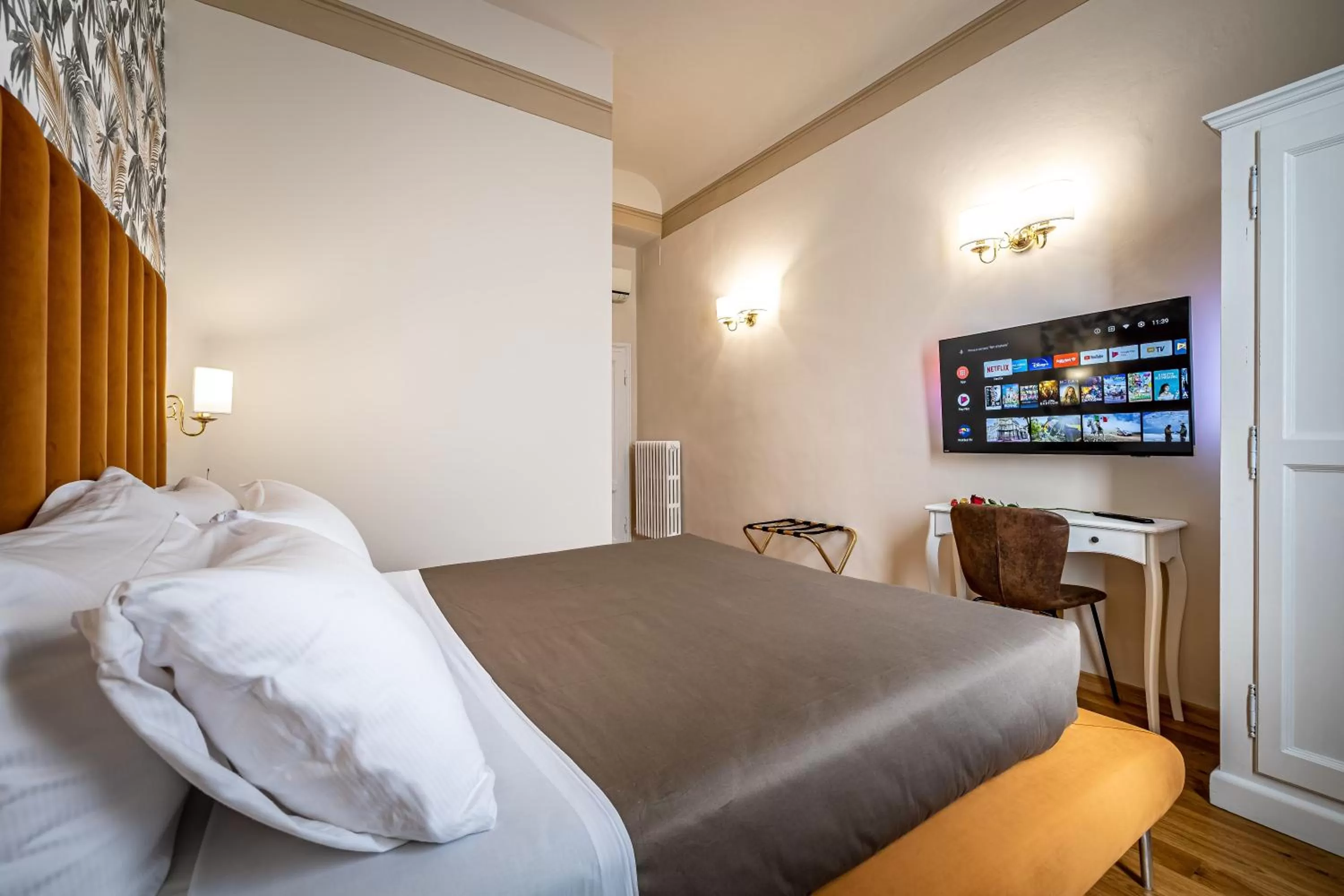 Bedroom, Bed in Maison Pitti Florence