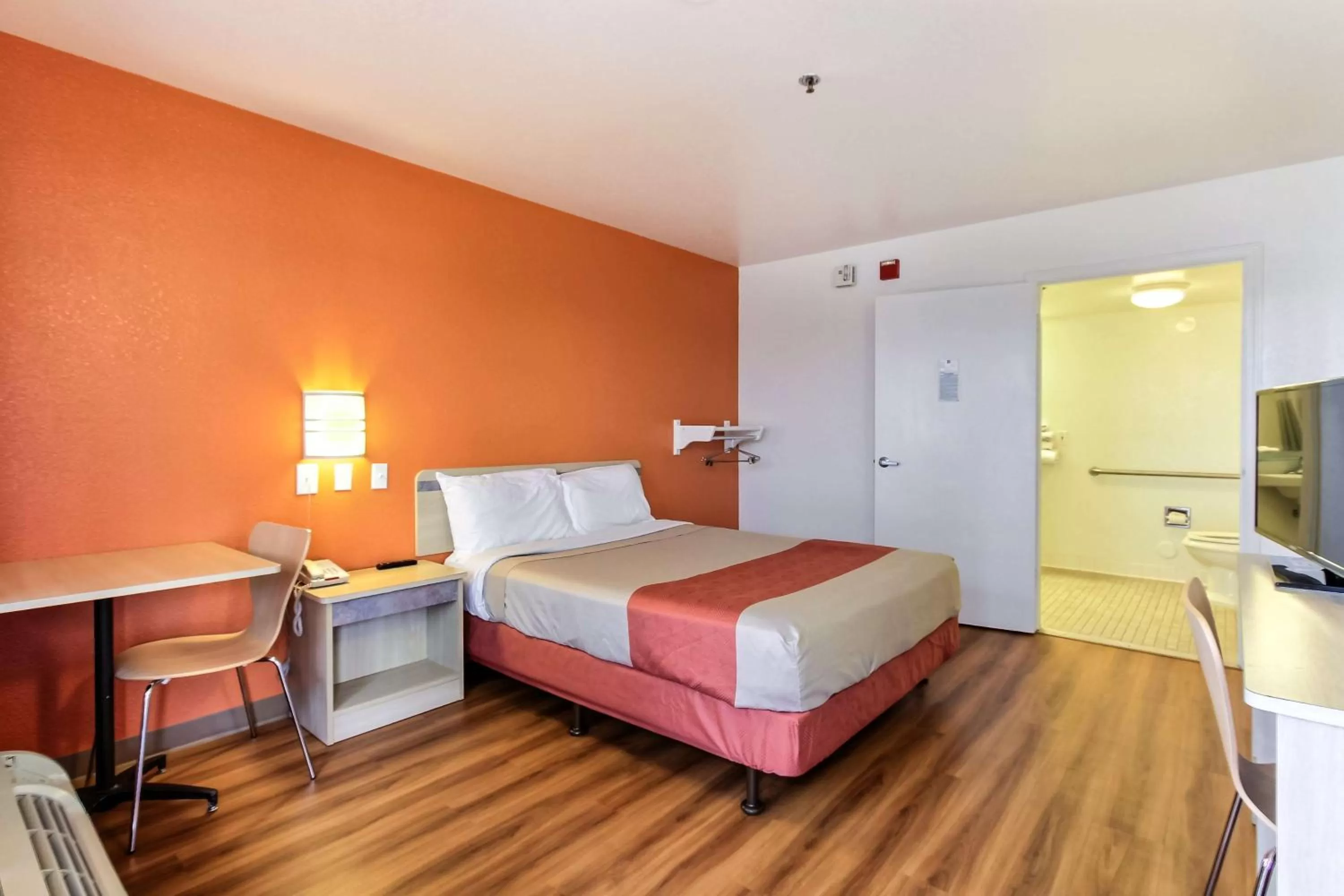 Toilet, Bed in Motel 6-Salinas, CA - North Monterey Area