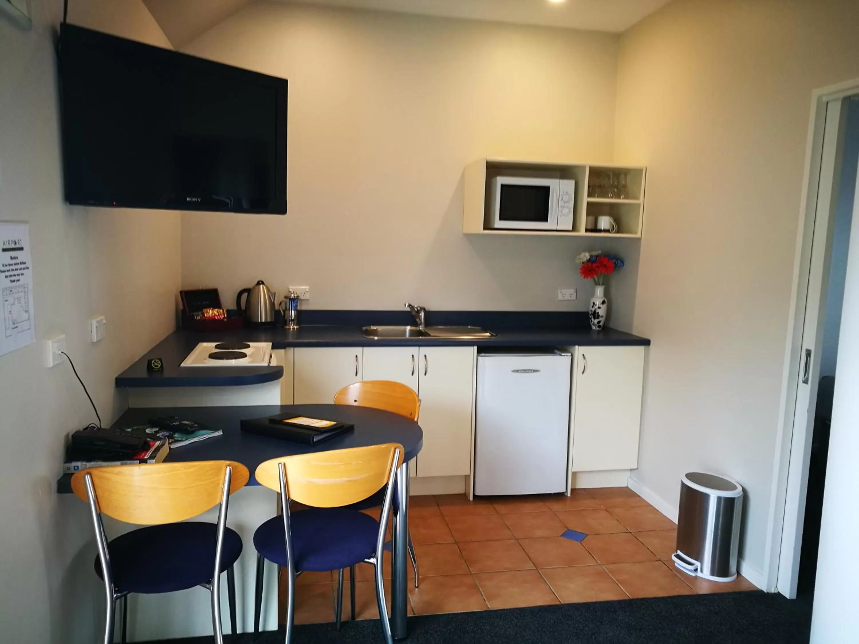 Communal lounge/ TV room in Airport Birches Motel